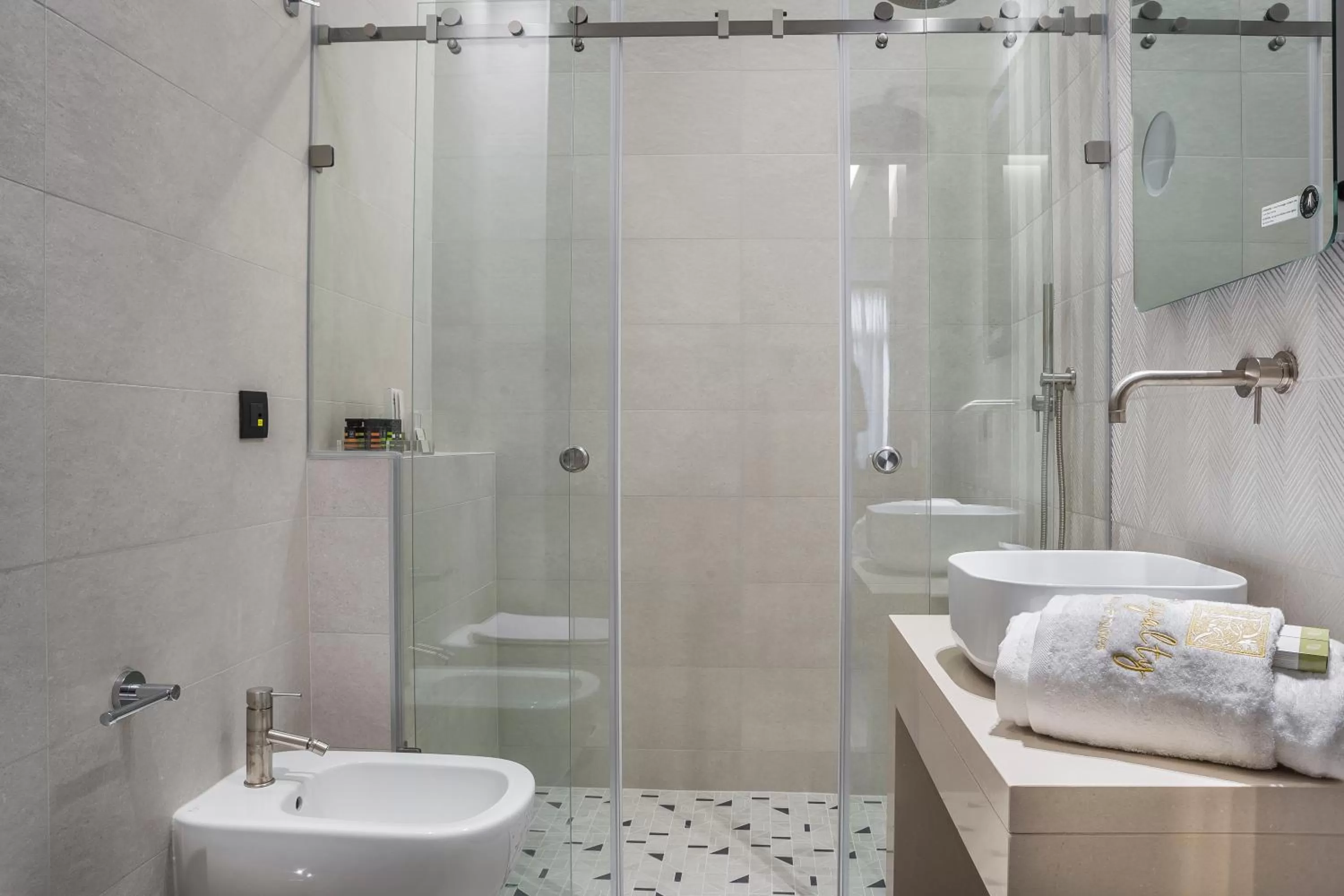 Shower in Royalty Hotel Athens