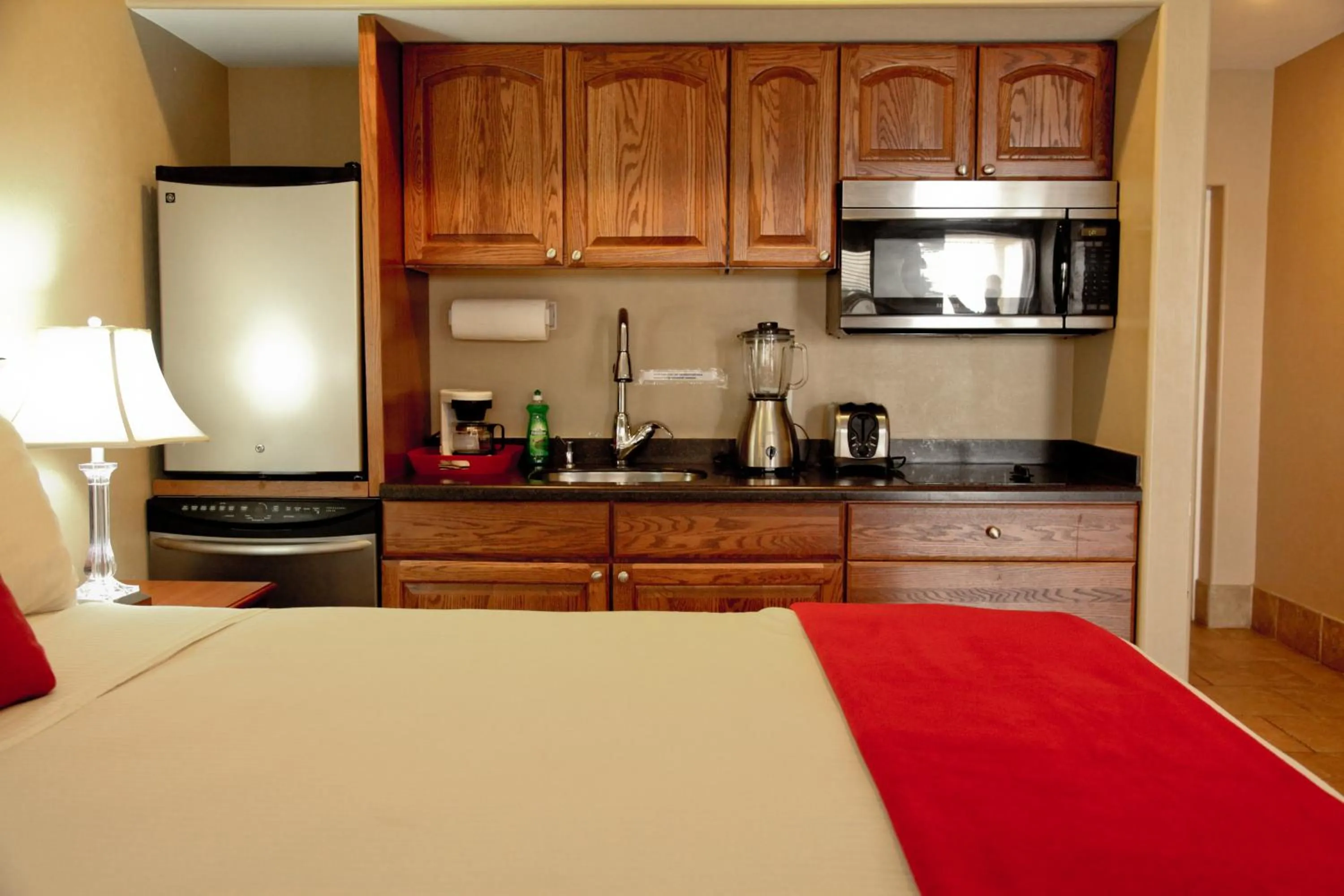 Photo of the whole room, Bed in Lake Grassy Inn & Suites