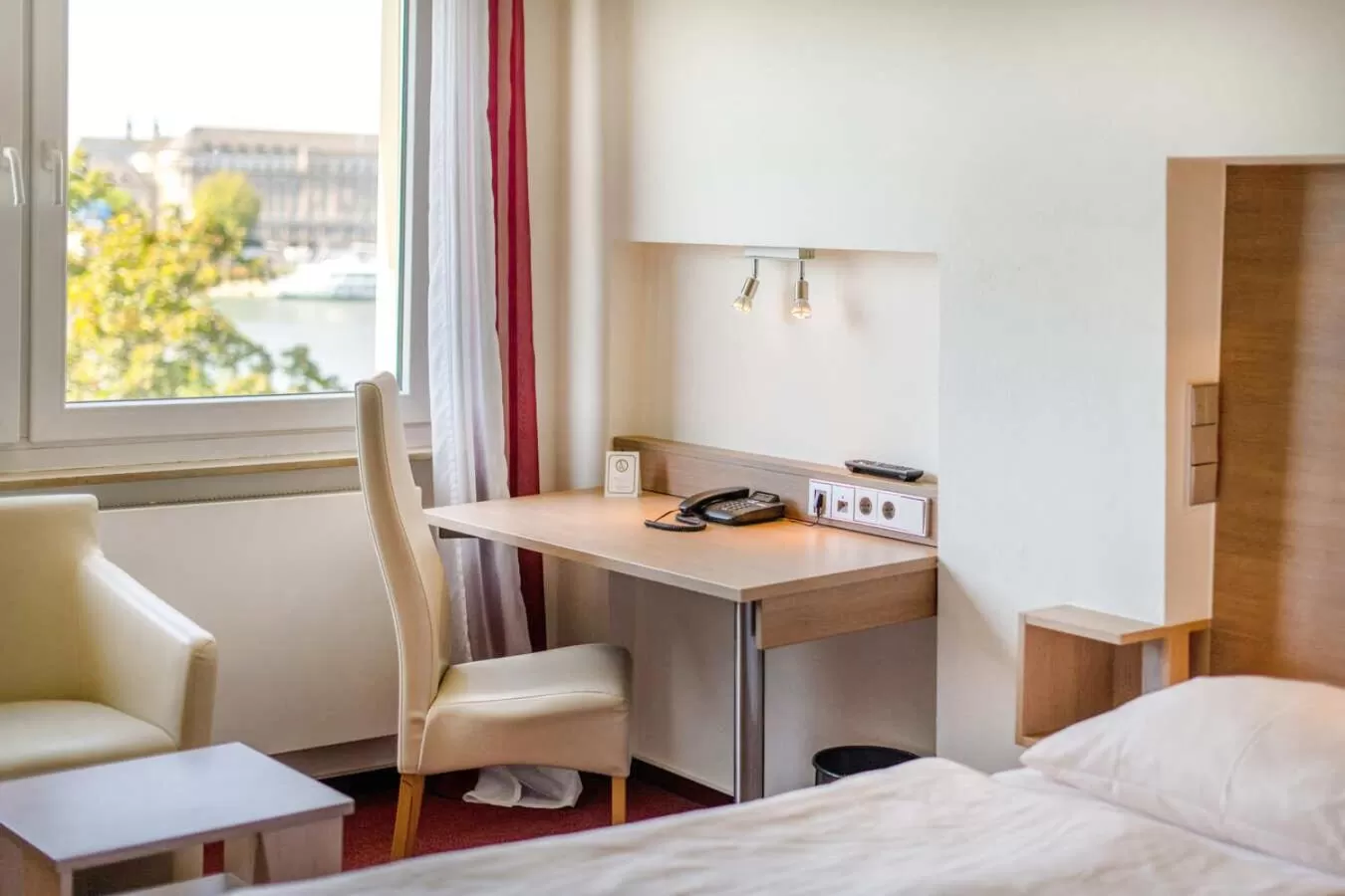 Photo of the whole room, Bed in Diehls Hotel