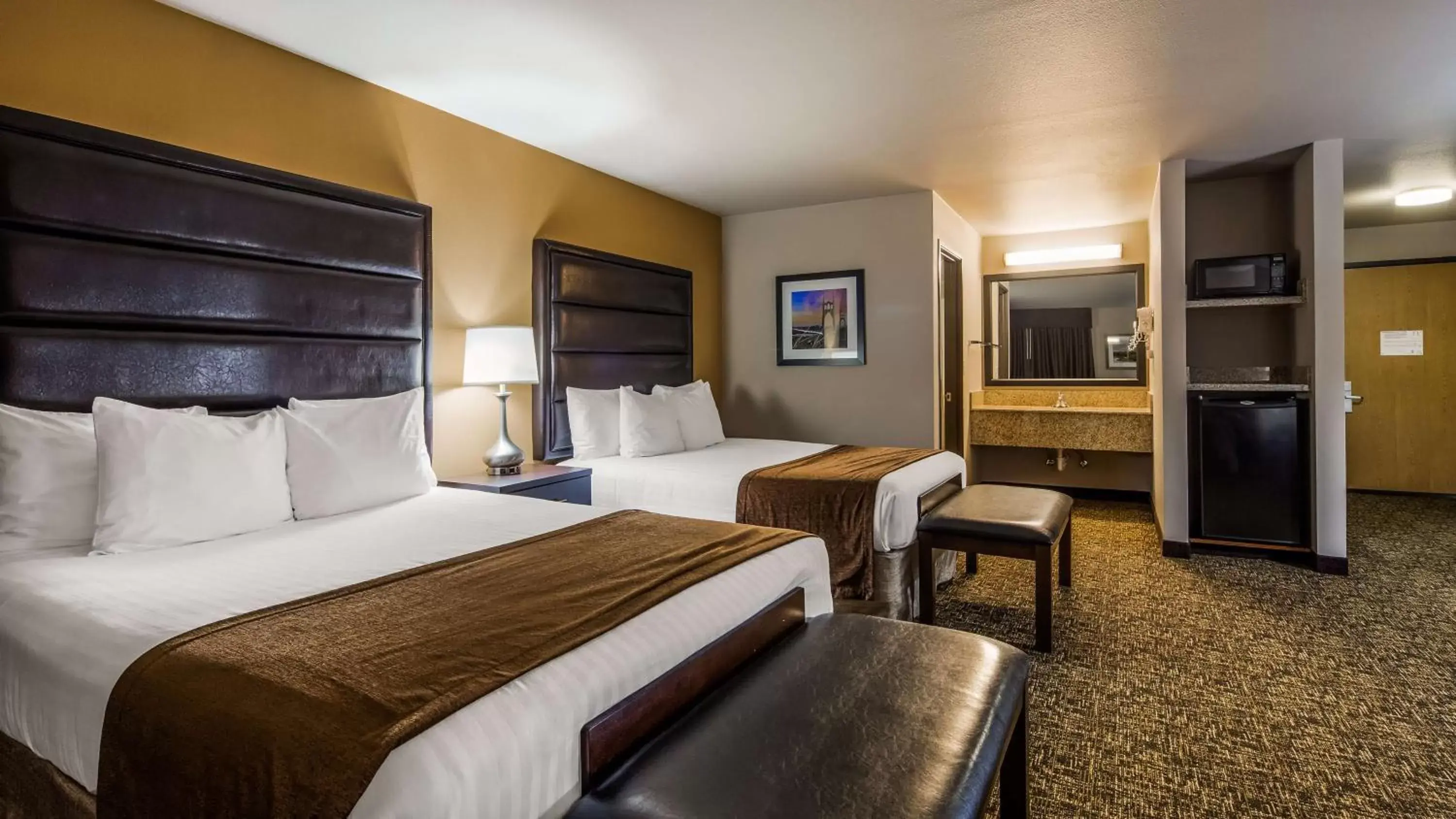 Deluxe Queen Room with Two Queen Beds - Non-Smoking in Best Western Oak Meadows Inn Deluxe Queen Room with Two Queen Beds - Non-Smoking in Best Western Oak Meadows Inn