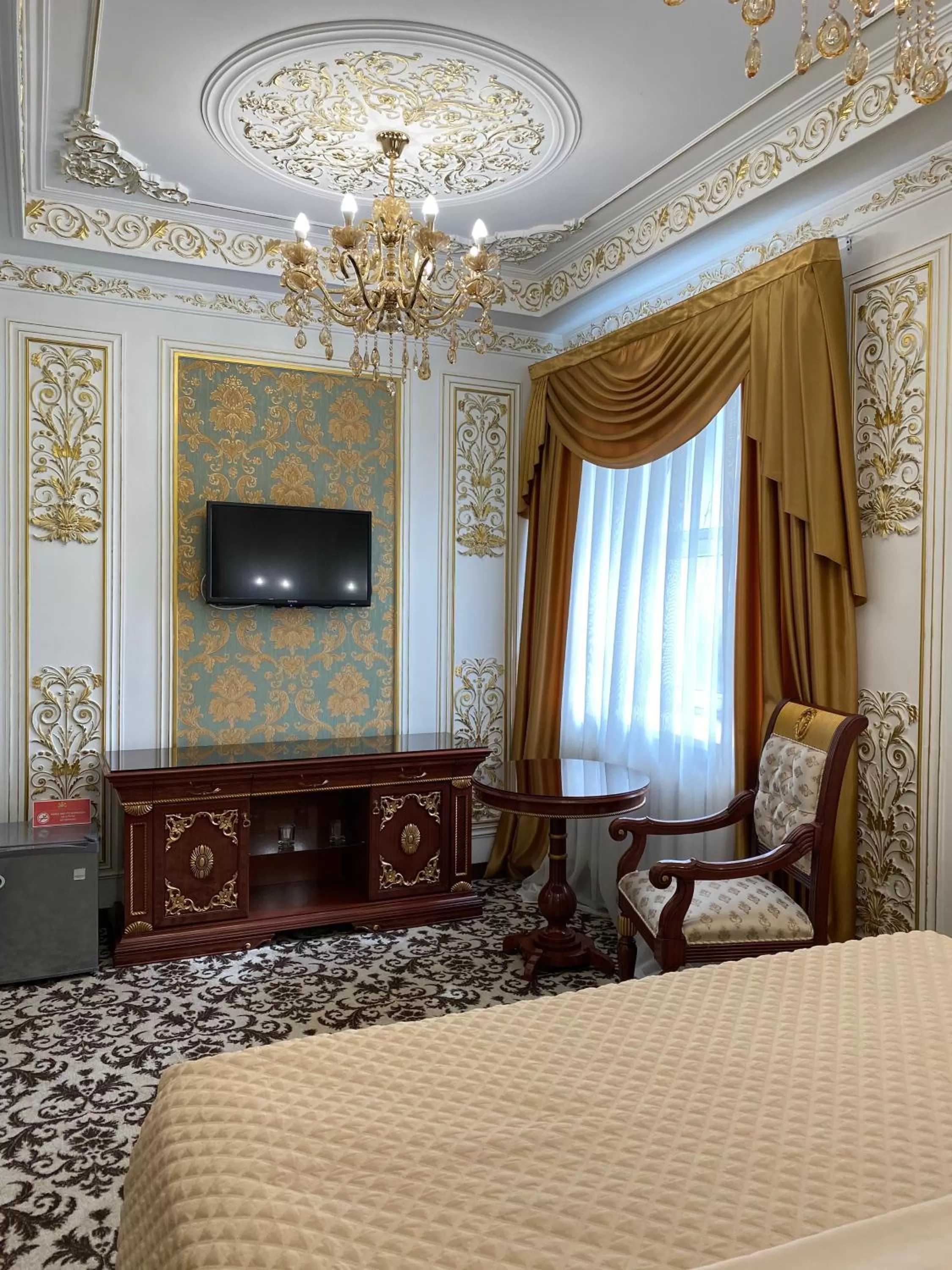 Communal lounge/ TV room, TV/Entertainment Center in Lion Hotel