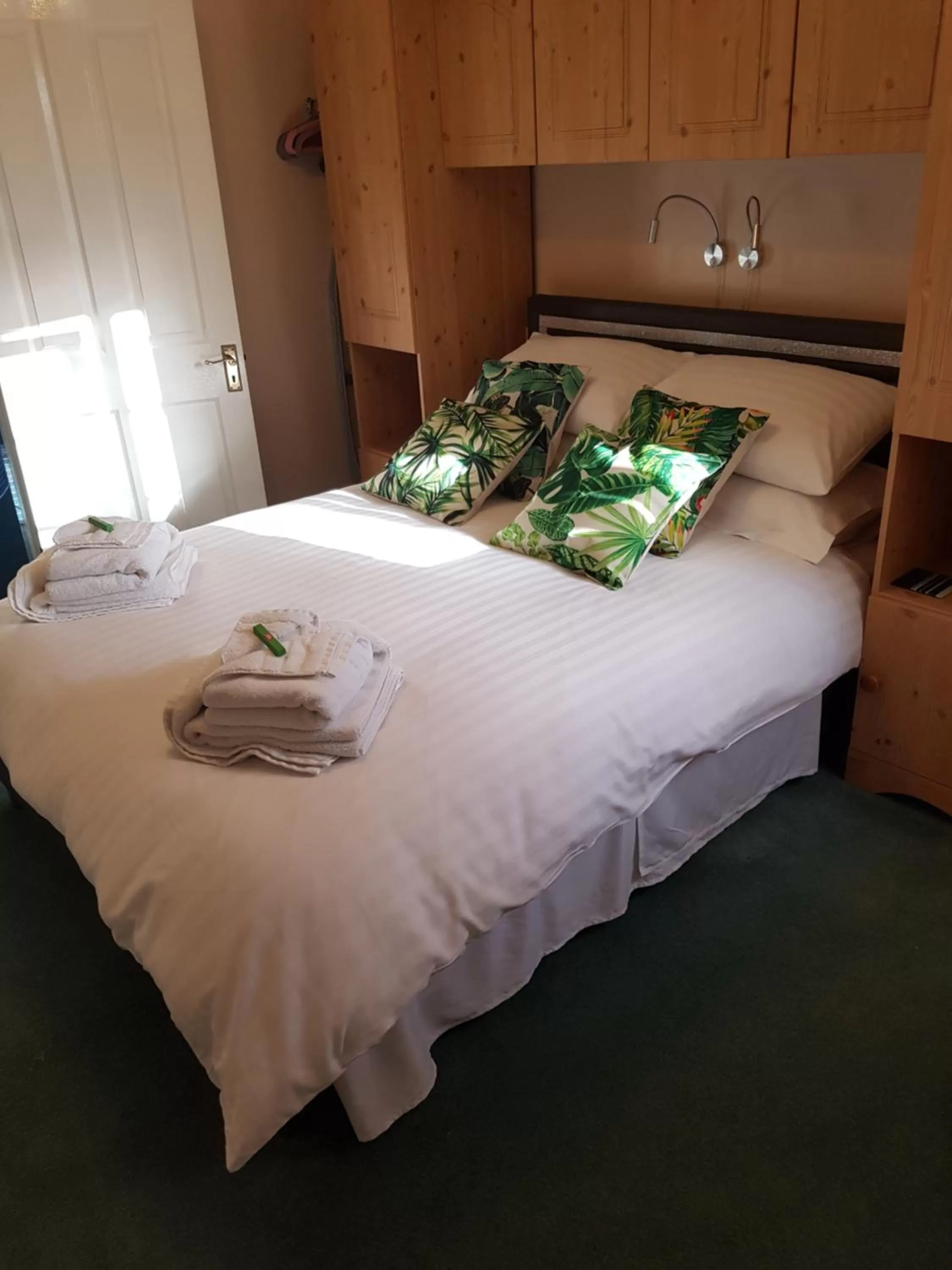 Bed in Igguldene Retreat with Jacuzzi