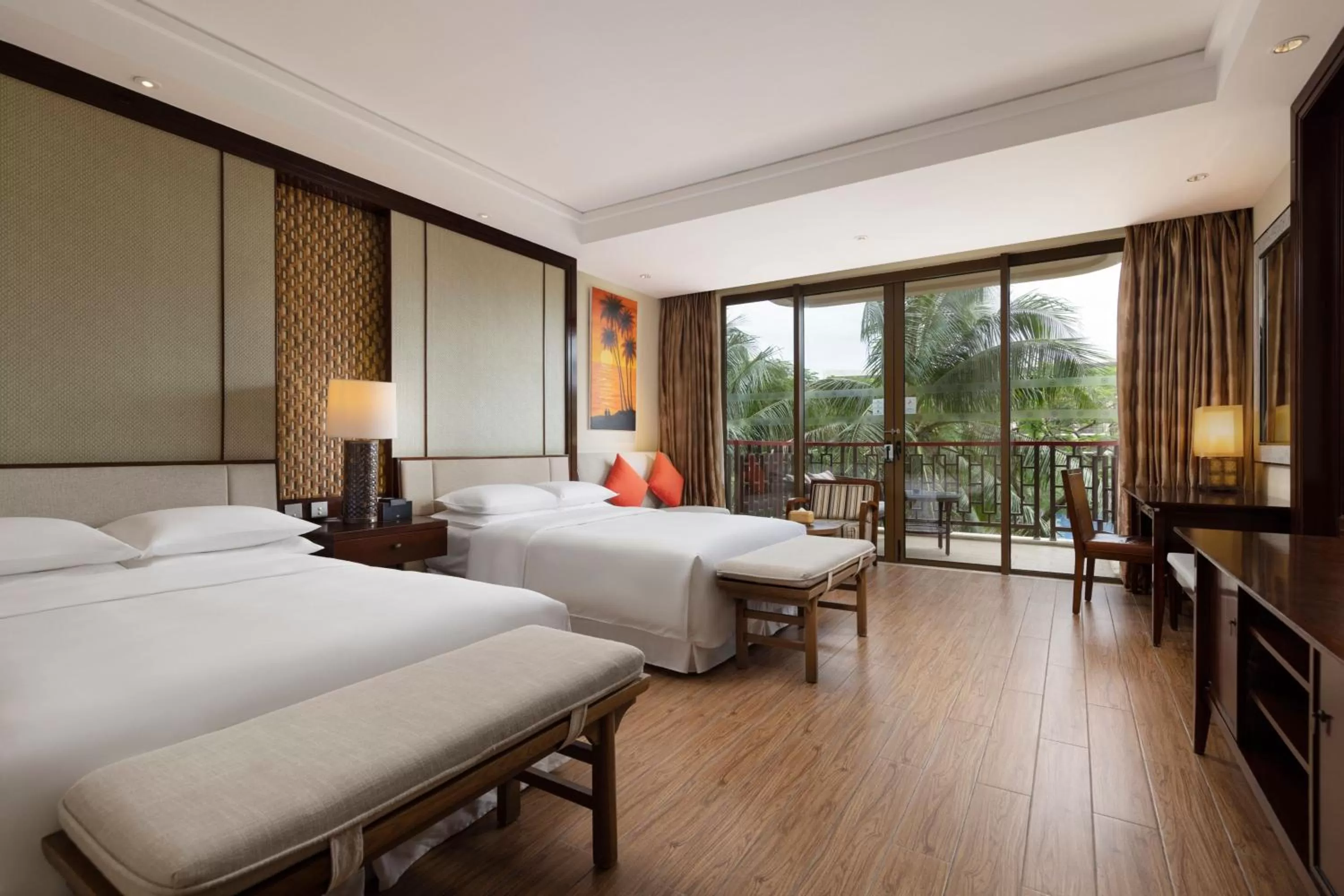 Photo of the whole room, Bed in Sheraton Shenzhou Peninsula Resort