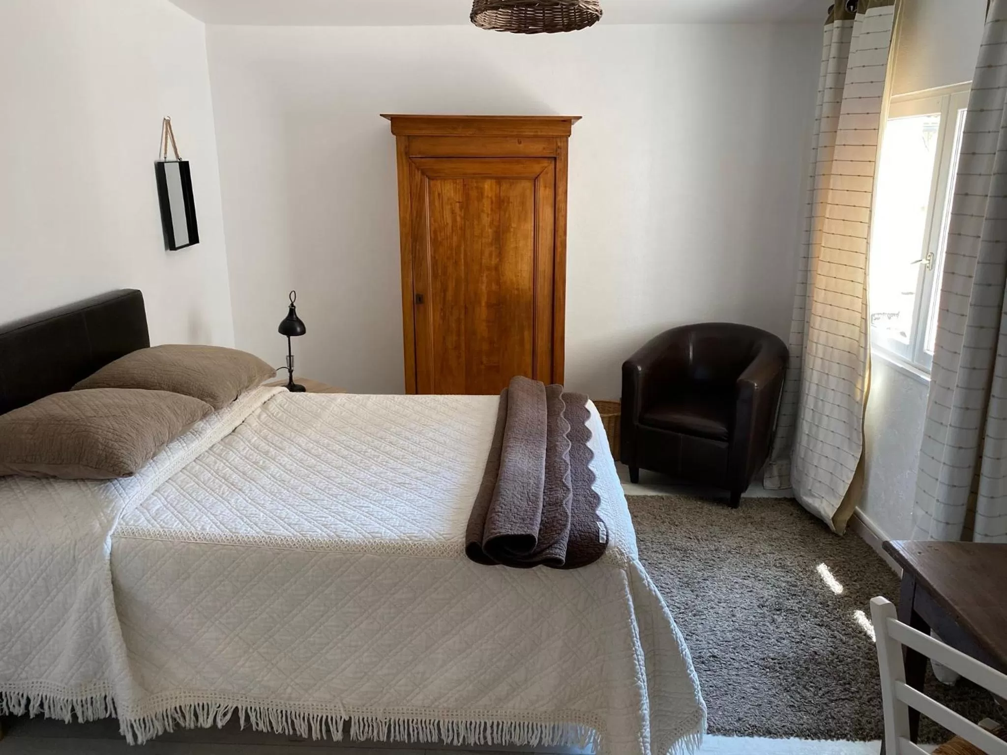 Property building, Bed in Hôtel Restaurant Le Provençal