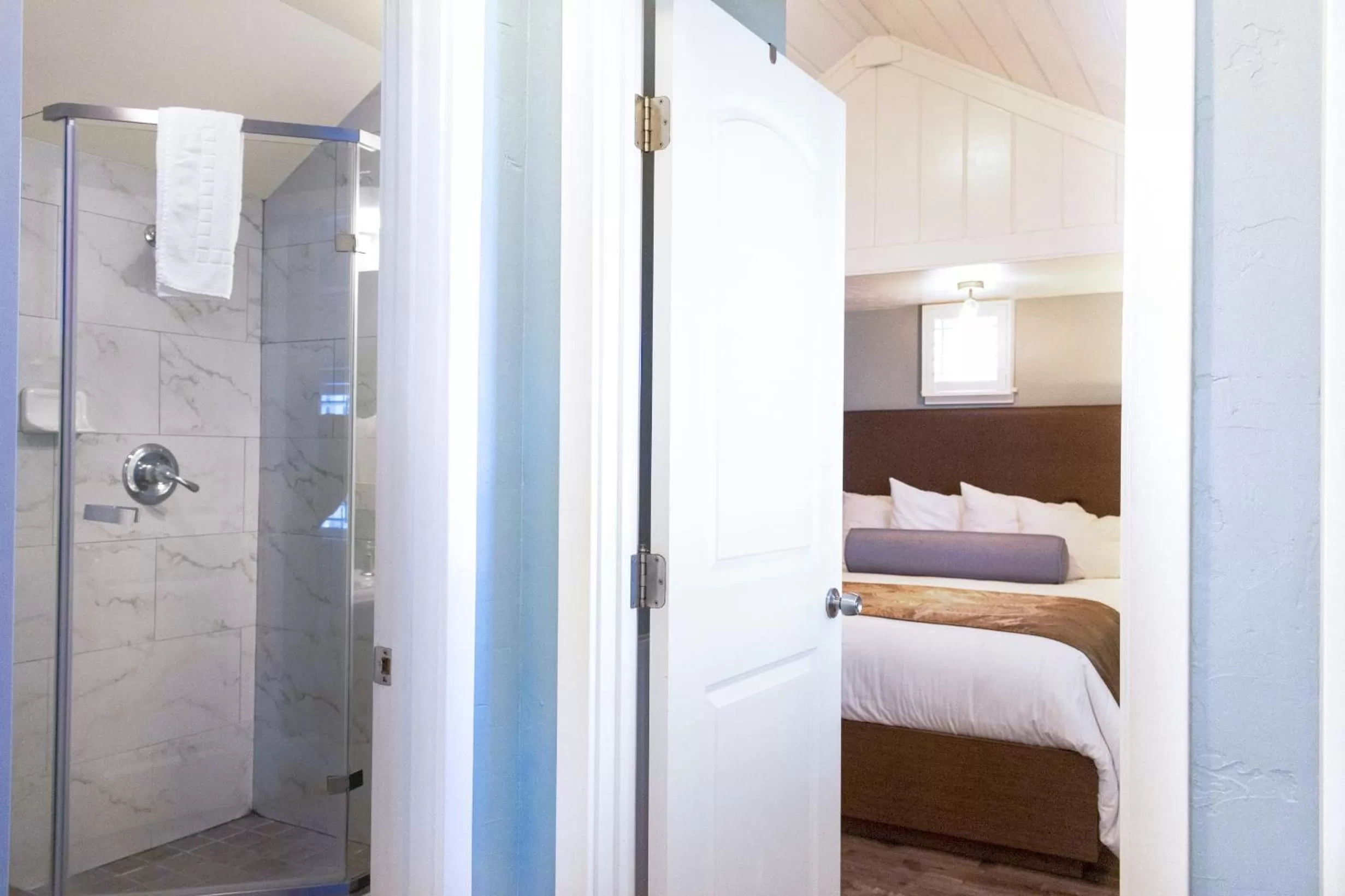 Bathroom, Bed in Ocean Echo Inn & Beach Cottages