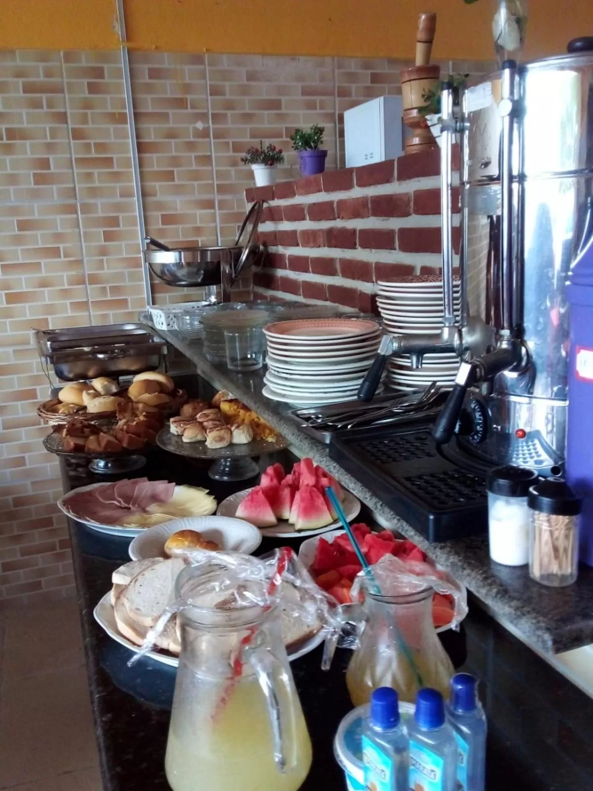 Buffet breakfast, Food in Pousada Recanto Canaã