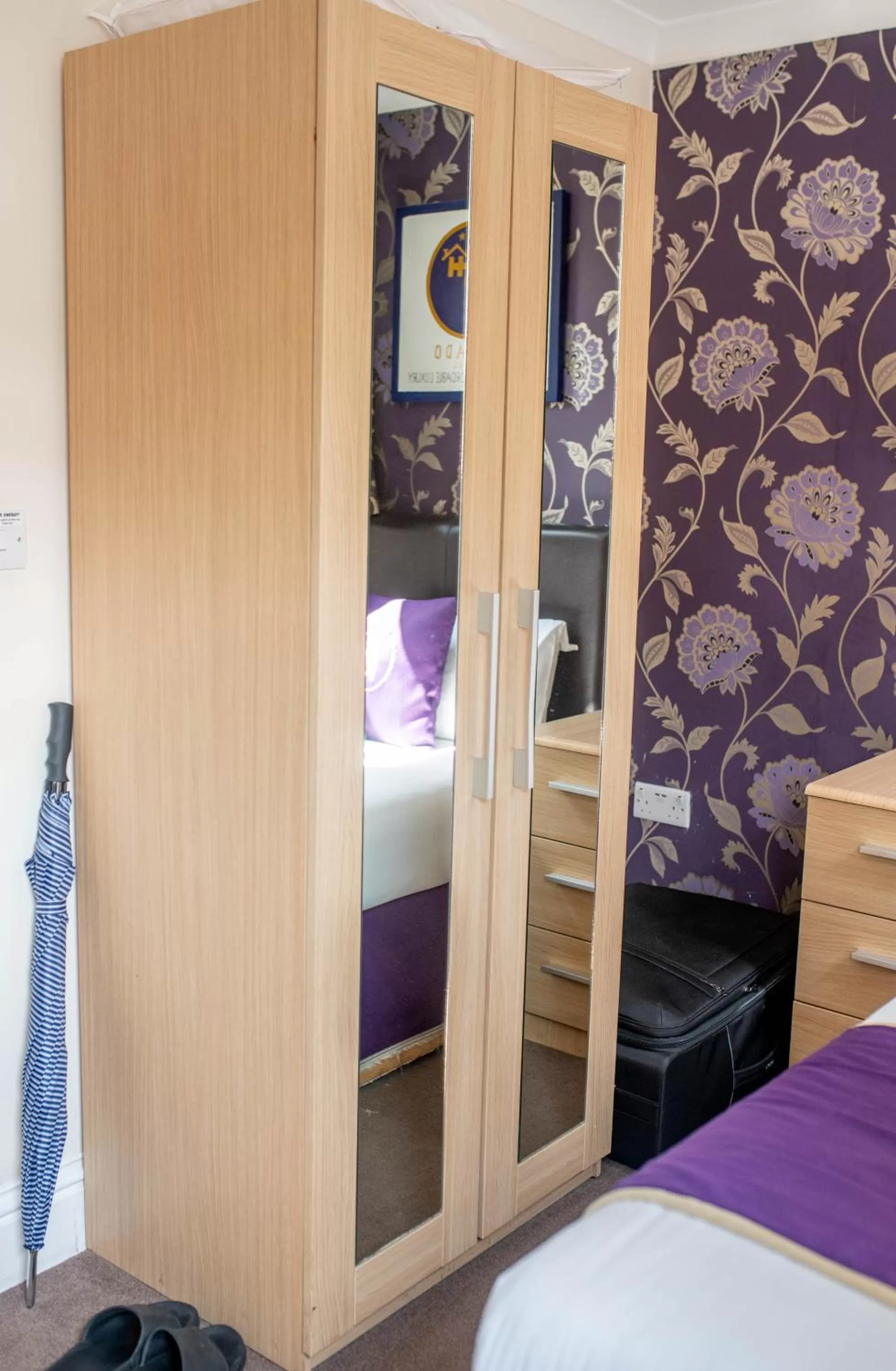 wardrobe, Bed in Revado Hotel