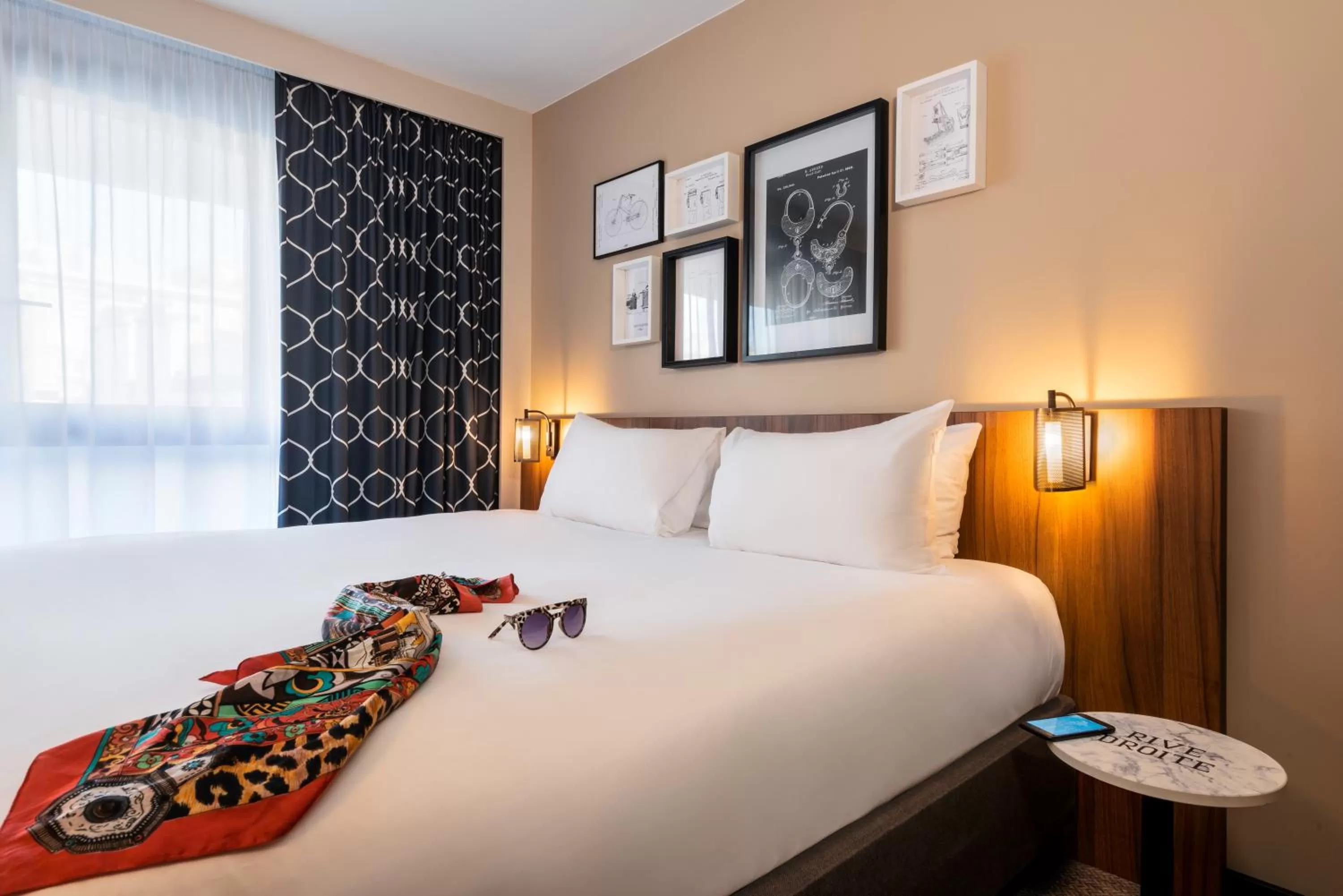 View (from property/room), Bed in Mercure Paris Montparnasse Pasteur