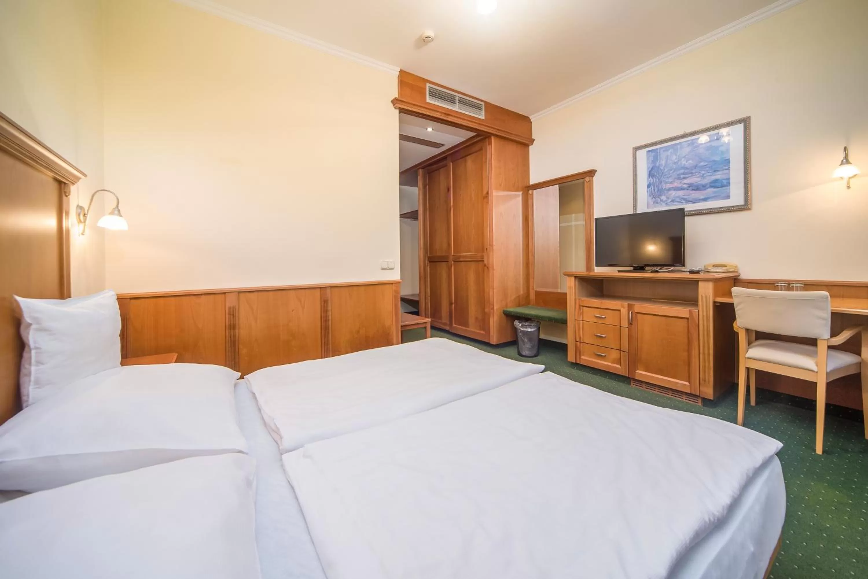 Photo of the whole room, Bed in Wellness Hotel Kager Harkány