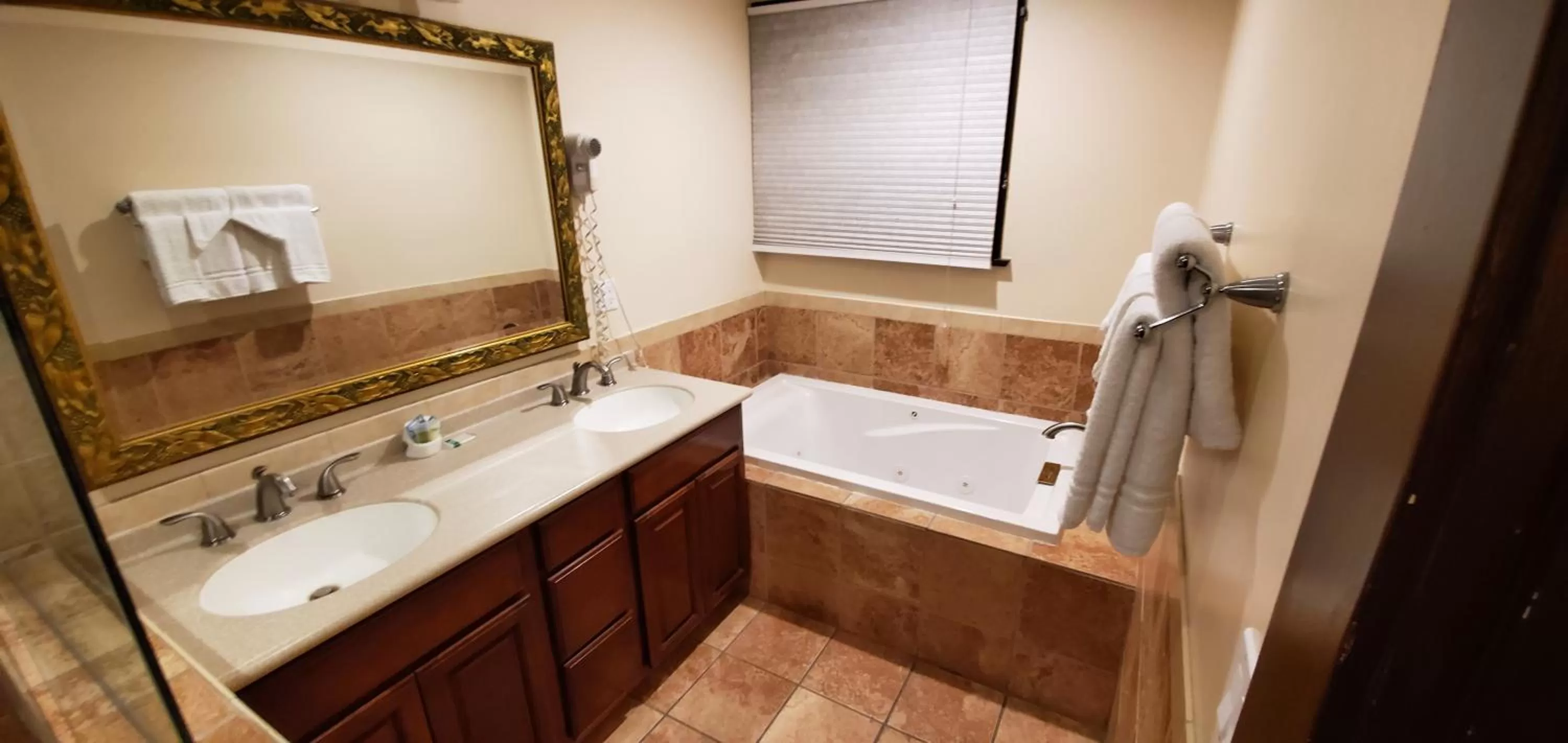 Bathroom in Glen Tavern Inn