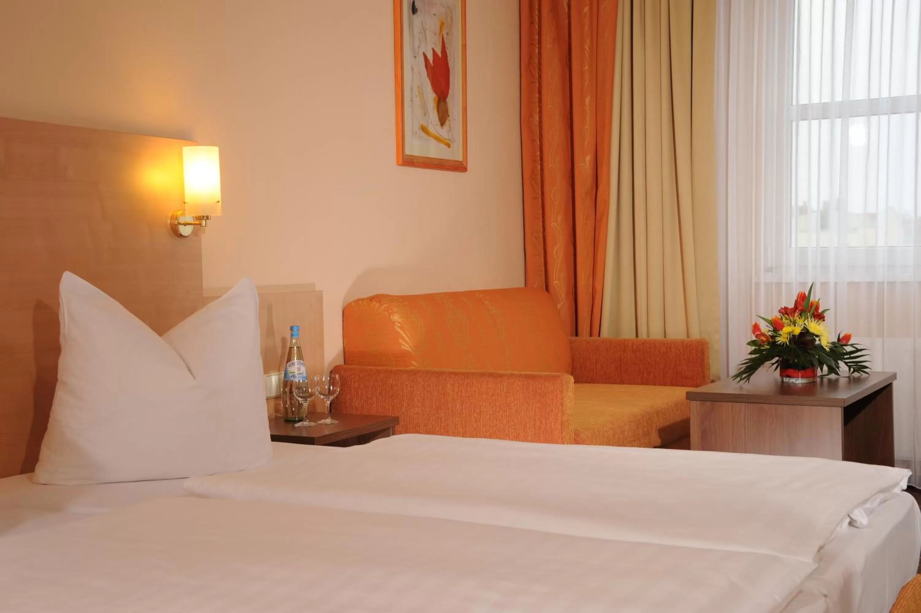 Photo of the whole room, Room Photo in PLAZA INN Berlin Charlottenburg