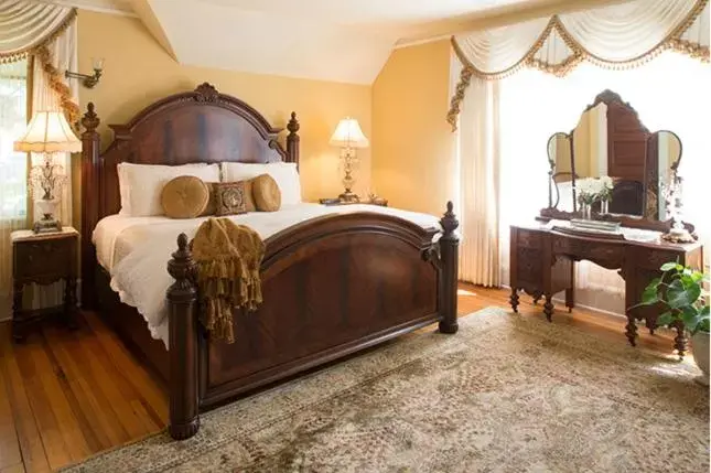 The Holly Room in Black Walnut B&B Inn The Holly Room in Black Walnut B&B Inn