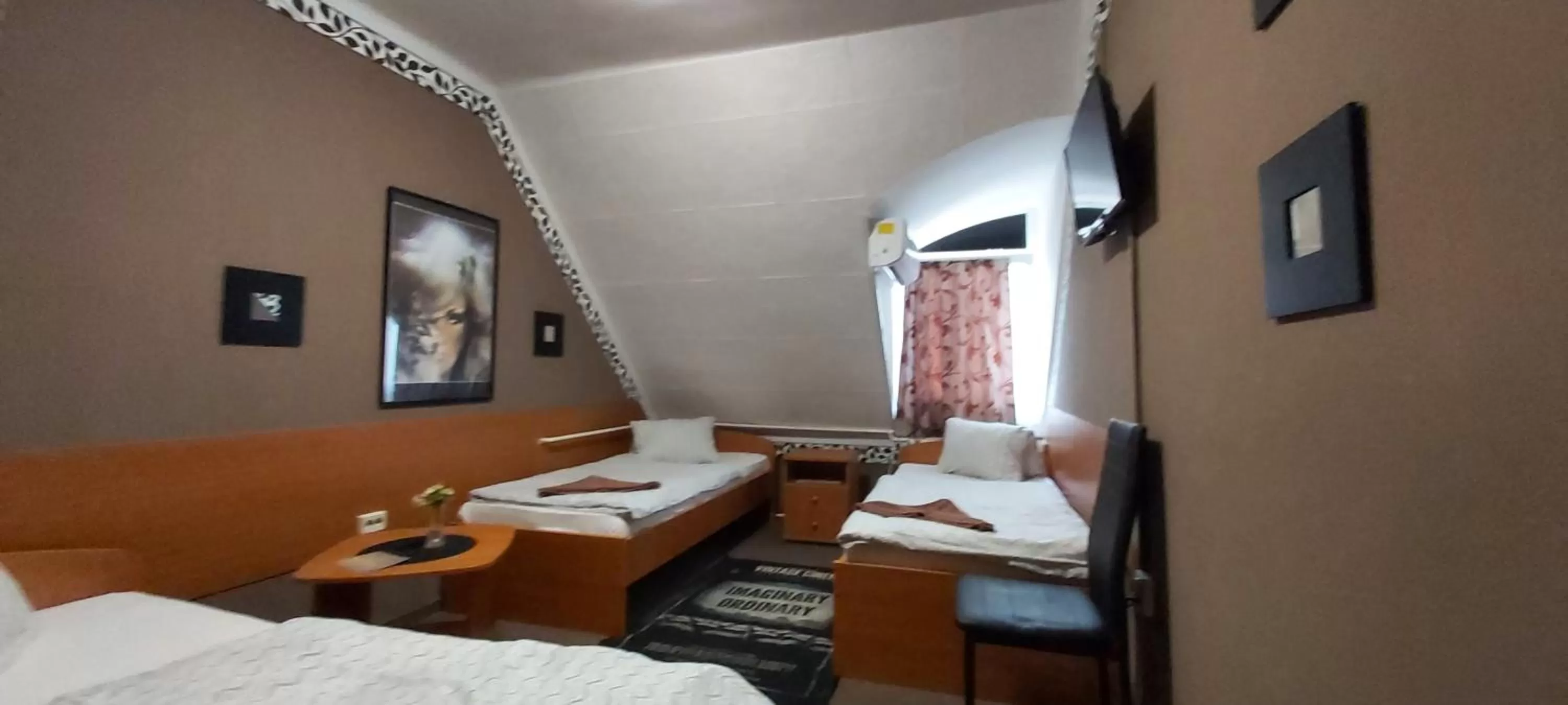 TV/Entertainment Center in Romantik Étterem - Panzió