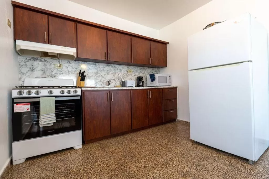 Kitchen/Kitchenette in El Flamingo Beach Club