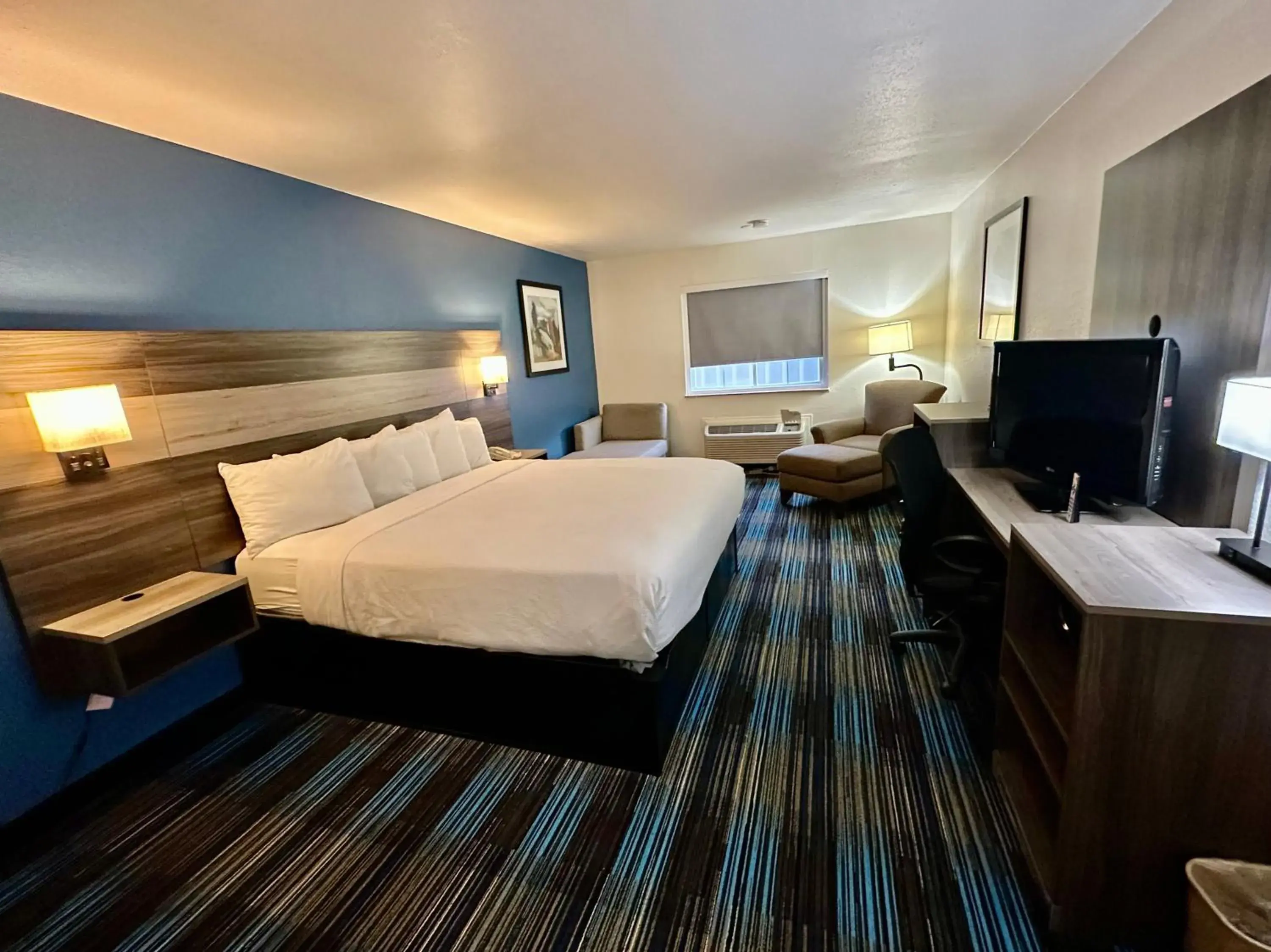 1 King Bed, Mobility/Hearing Accessible Room, Roll-In Shower, Non-Smoking in Baymont by Wyndham Kansas City KU Medical Center 1 King Bed, Mobility/Hearing Accessible Room, Roll-In Shower, Non-Smoking in Baymont by Wyndham Kansas City KU Medical Center