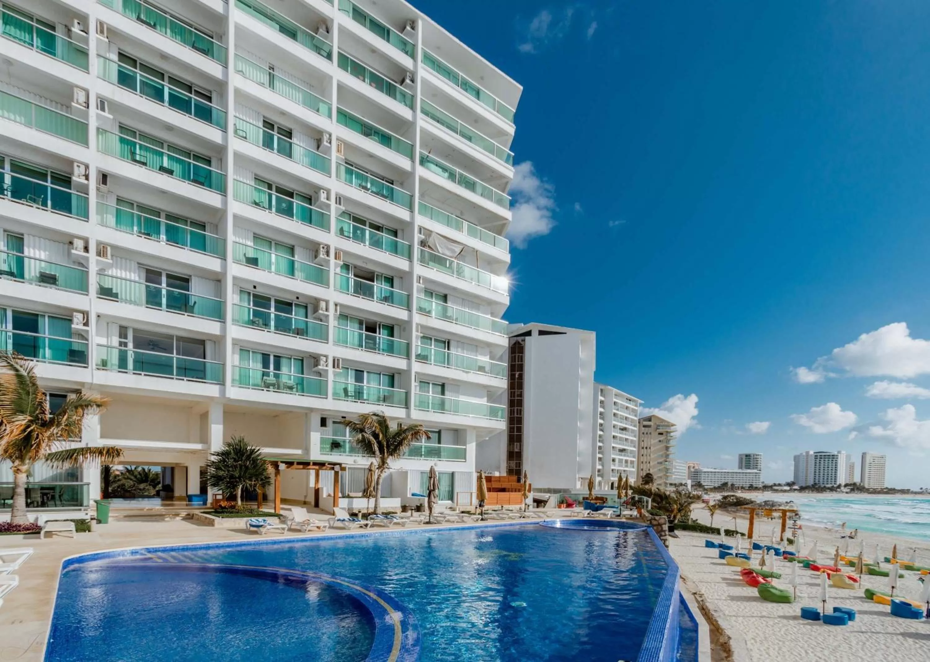 Swimming pool in Ocean Dream Cancun by GuruHotel