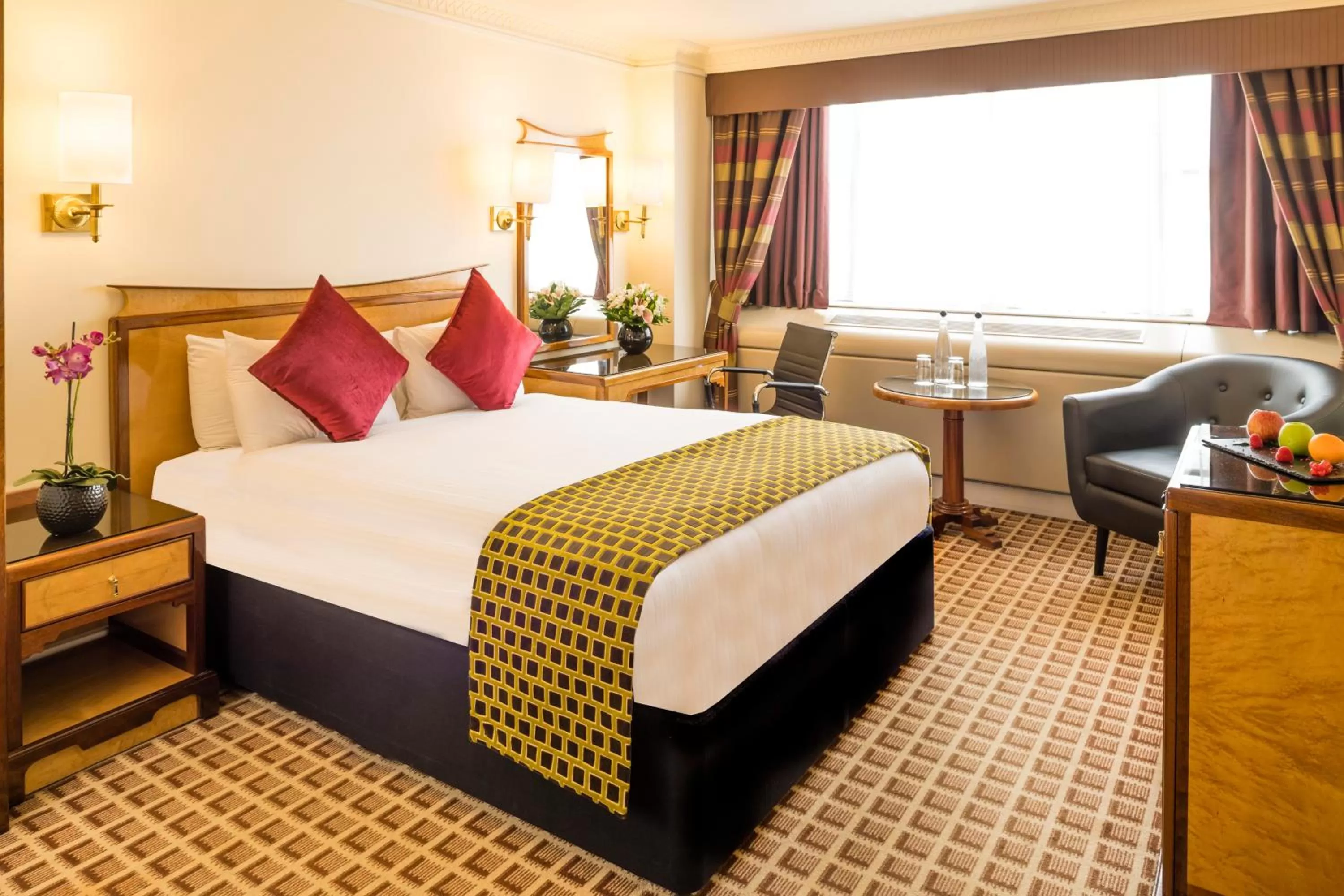 Bedroom, Bed in Copthorne Tara Hotel London Kensington