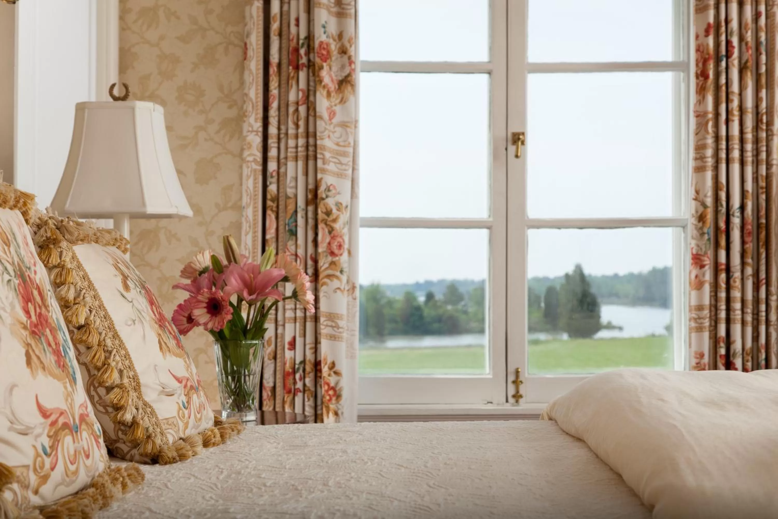 Bed in Inn at Warner Hall