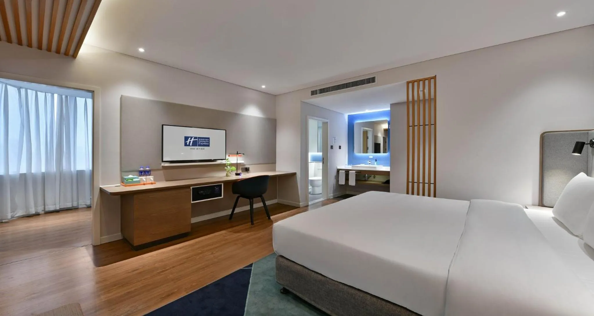 Photo of the whole room, Bed in Holiday Inn Express Chengdu North Railway Station by IHG - Near Panda Base, Near Chunxi Road Free laundromat