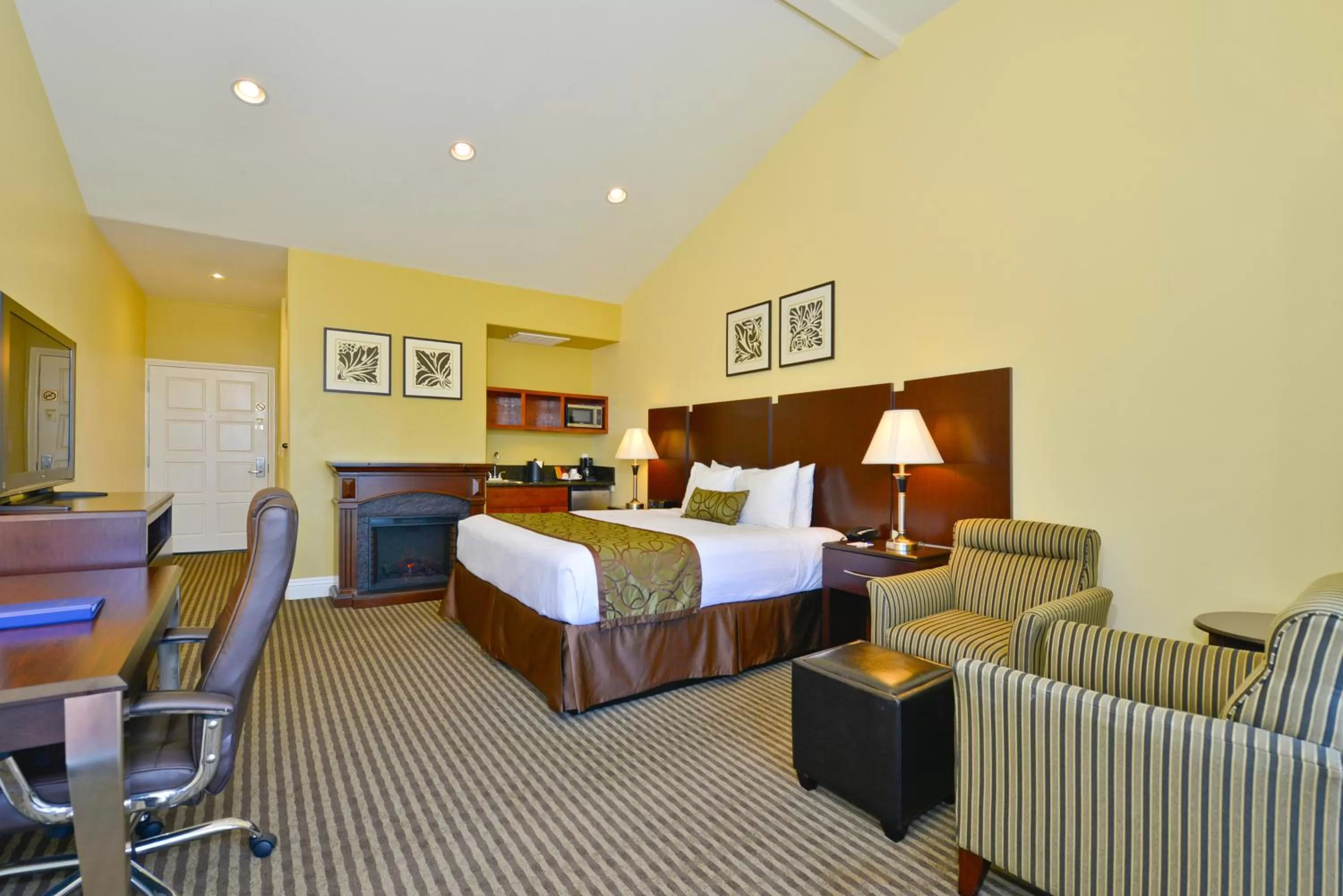 Photo of the whole room, Bed in Best Western Plus Dana Point Inn-by-the-Sea