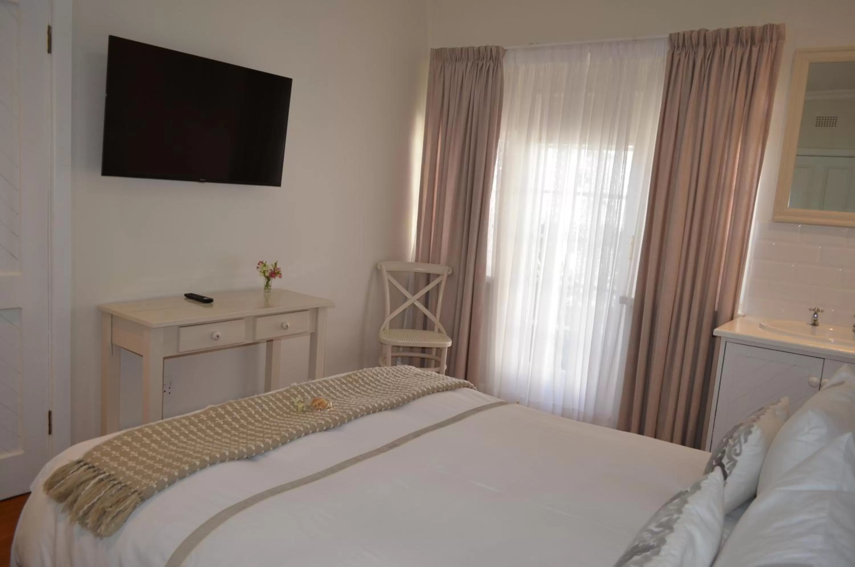 Bedroom, Bed in On the Bay