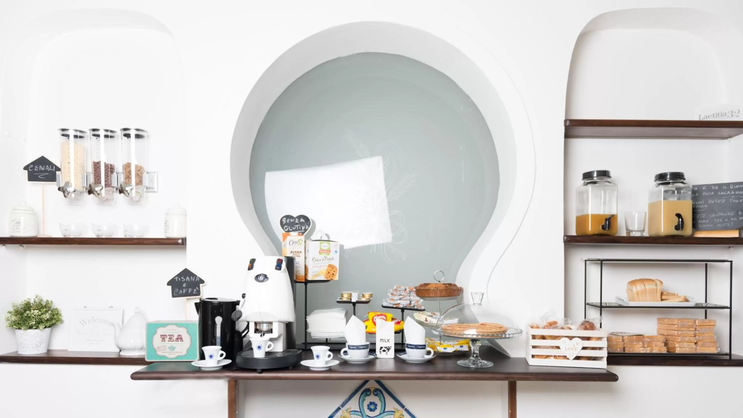 Coffee/tea facilities in Suite room