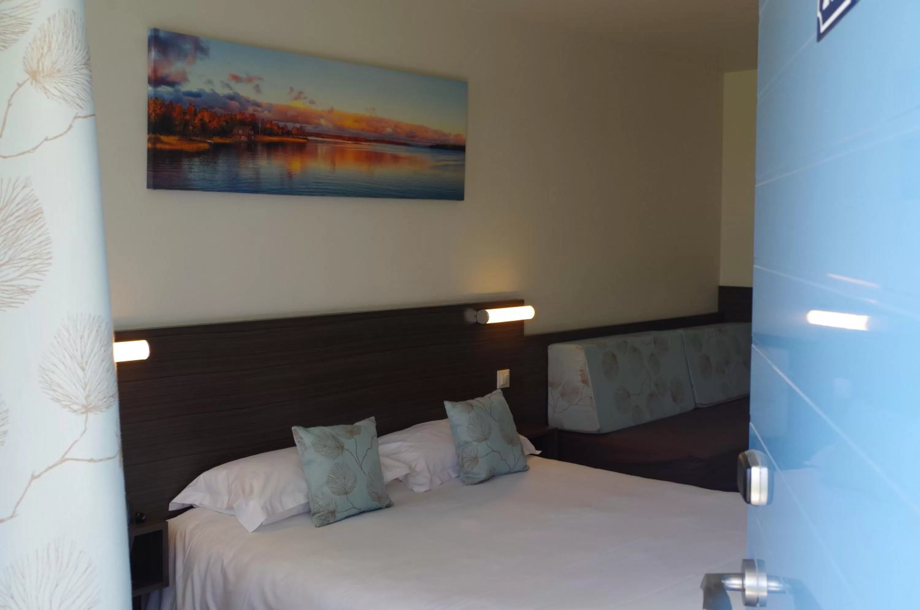 Triple Room with Shower in Hôtel Restaurant Bel Air Crevin - Axe Rennes Nantes