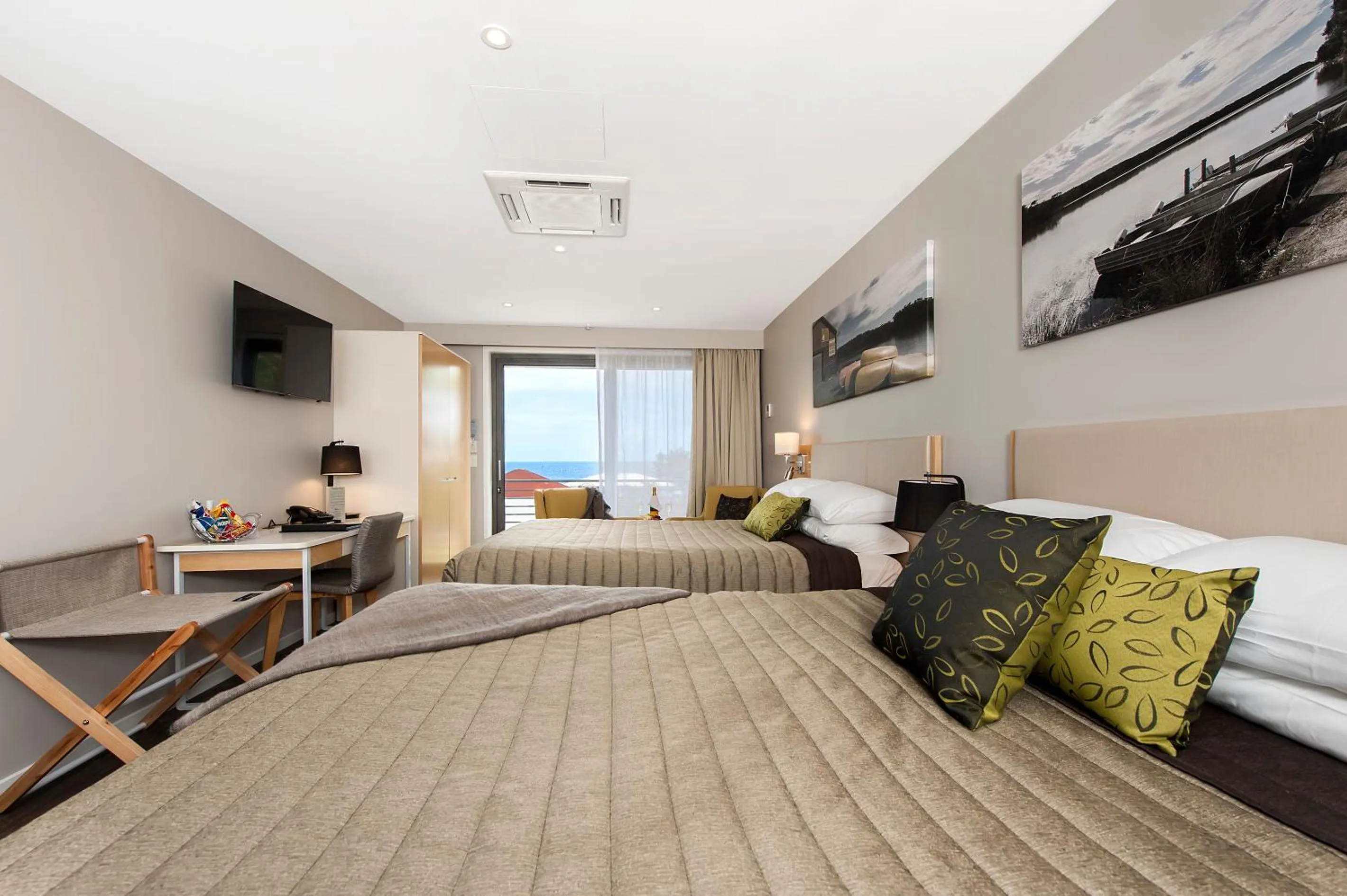 TV and multimedia, Bed in Allure On Ocean Motel - Mollymook Beach