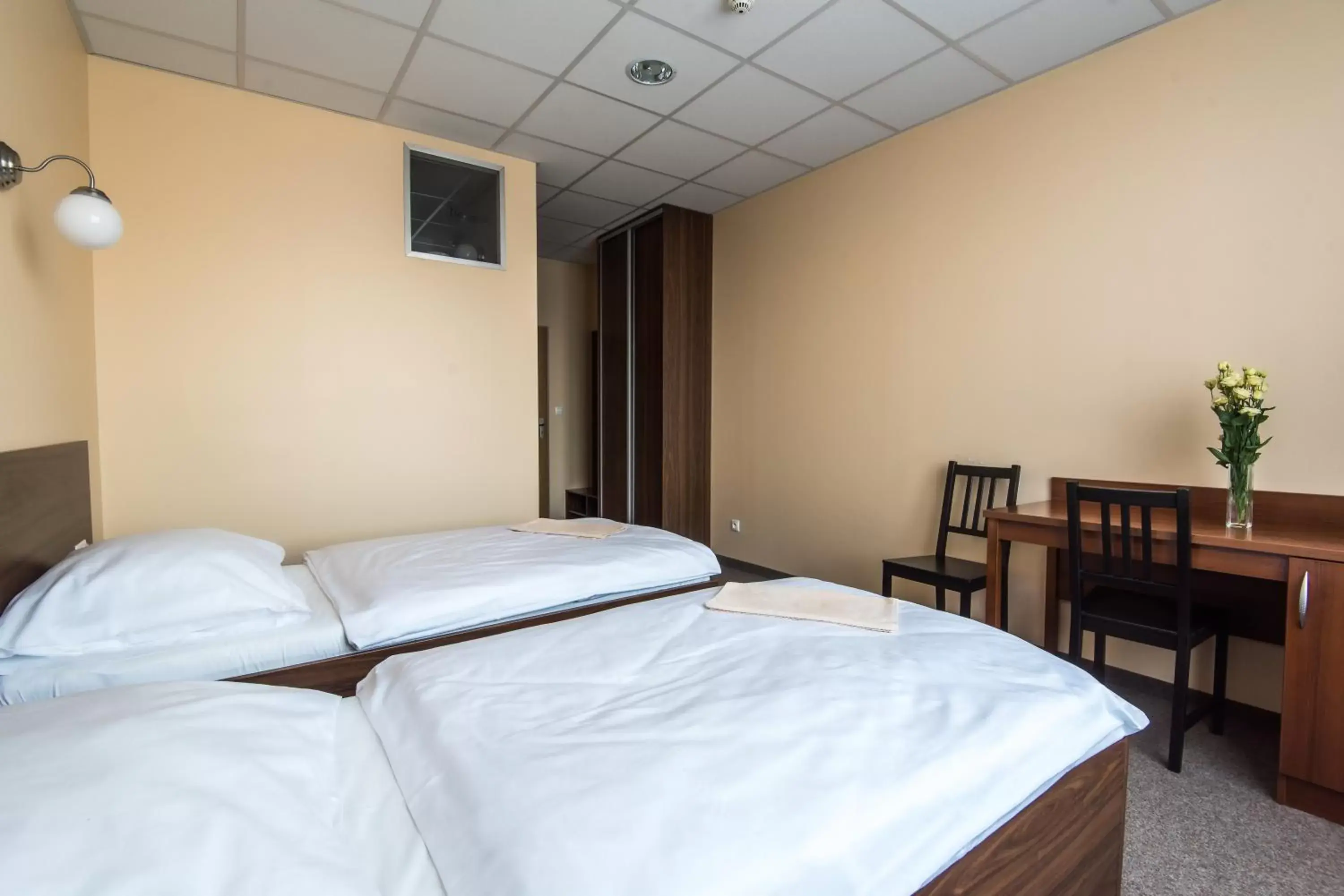 Twin Room - single occupancy in City Hotel B&B, reception 24 7, 800m od-from R1, free parking Twin Room - single occupancy in City Hotel B&B, reception 24 7, 800m od-from R1, free parking