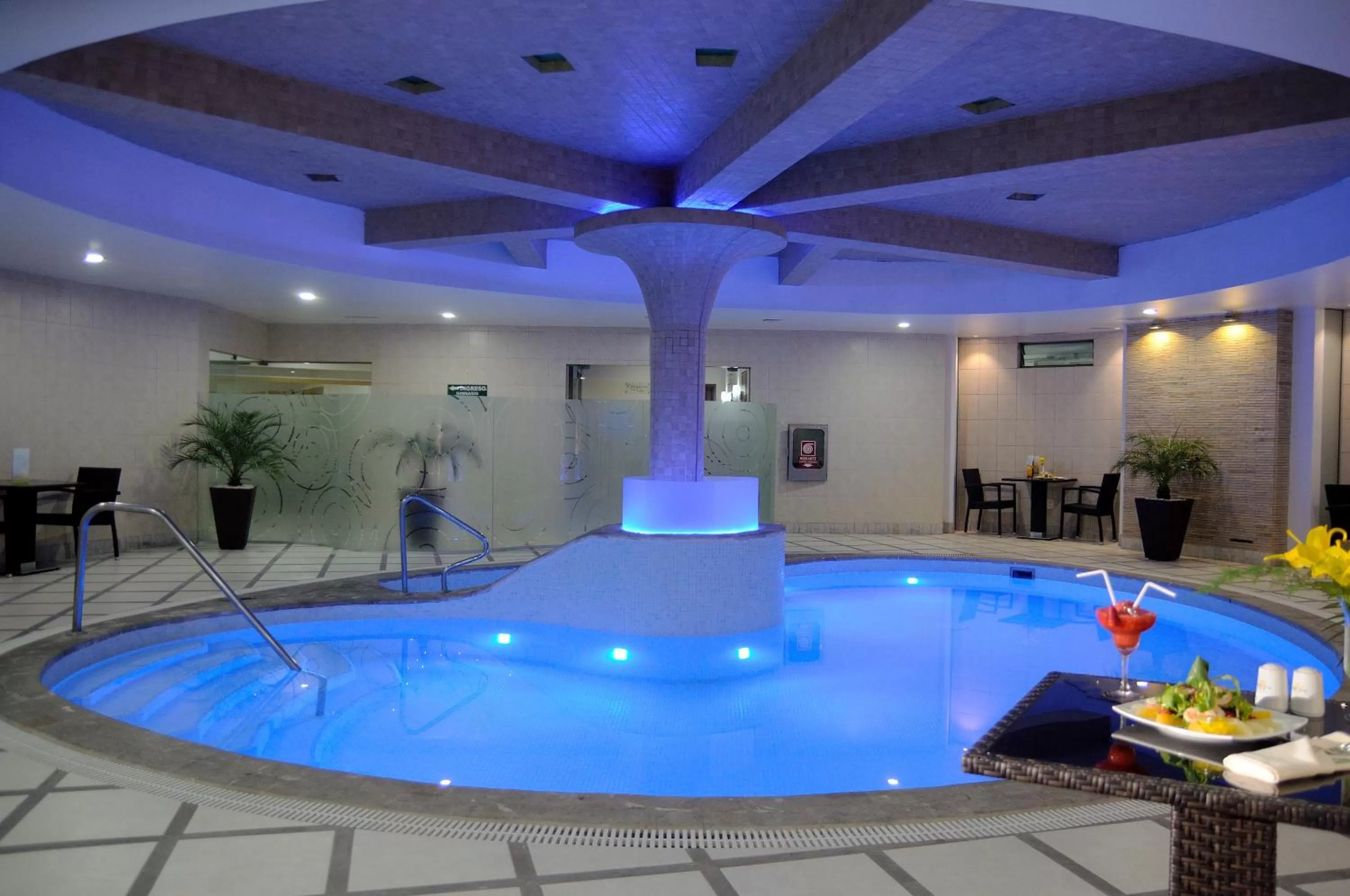 Swimming pool in Suites Camino Real