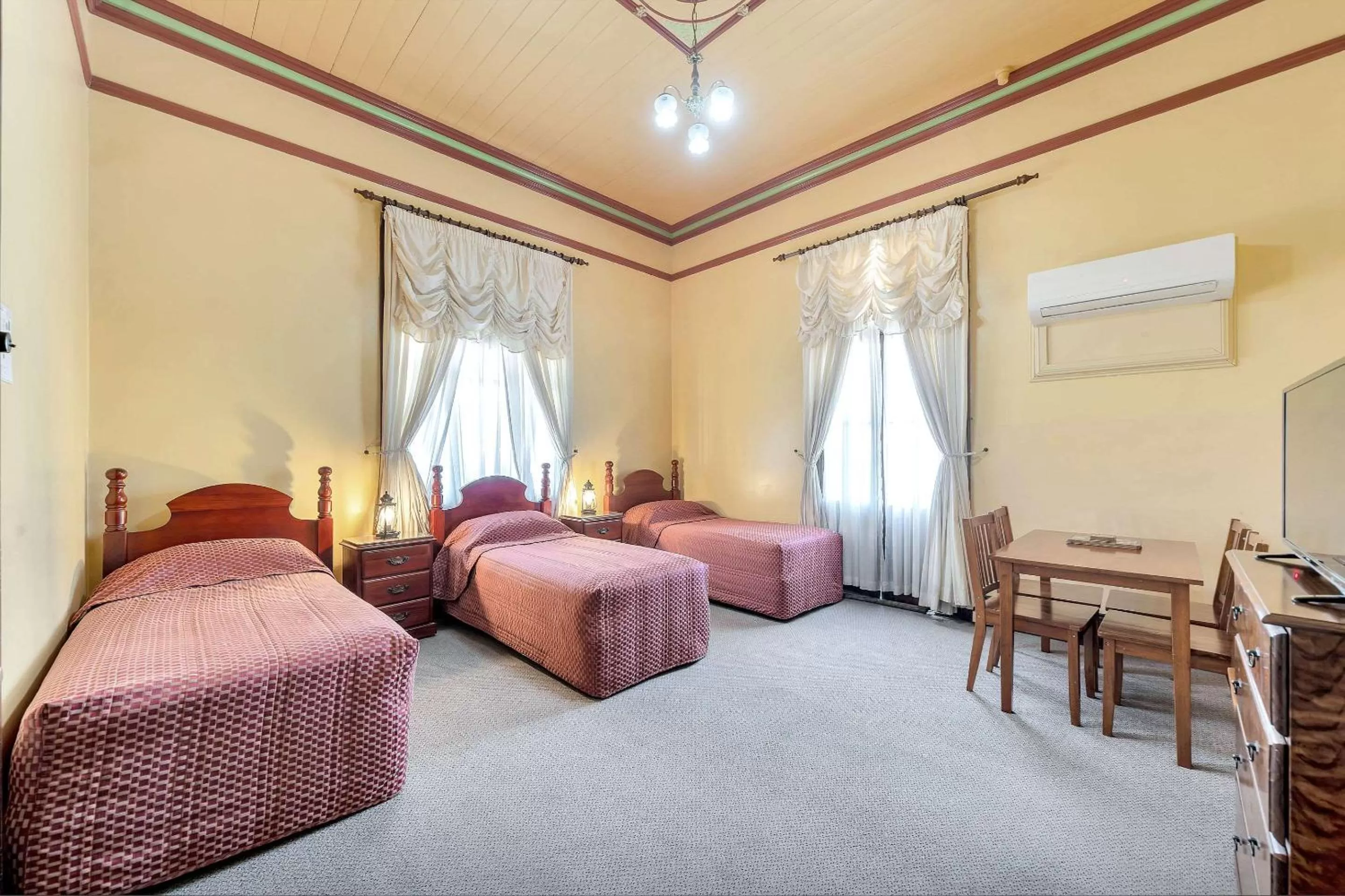 Bedroom, Bed in Comfort Inn Warwick