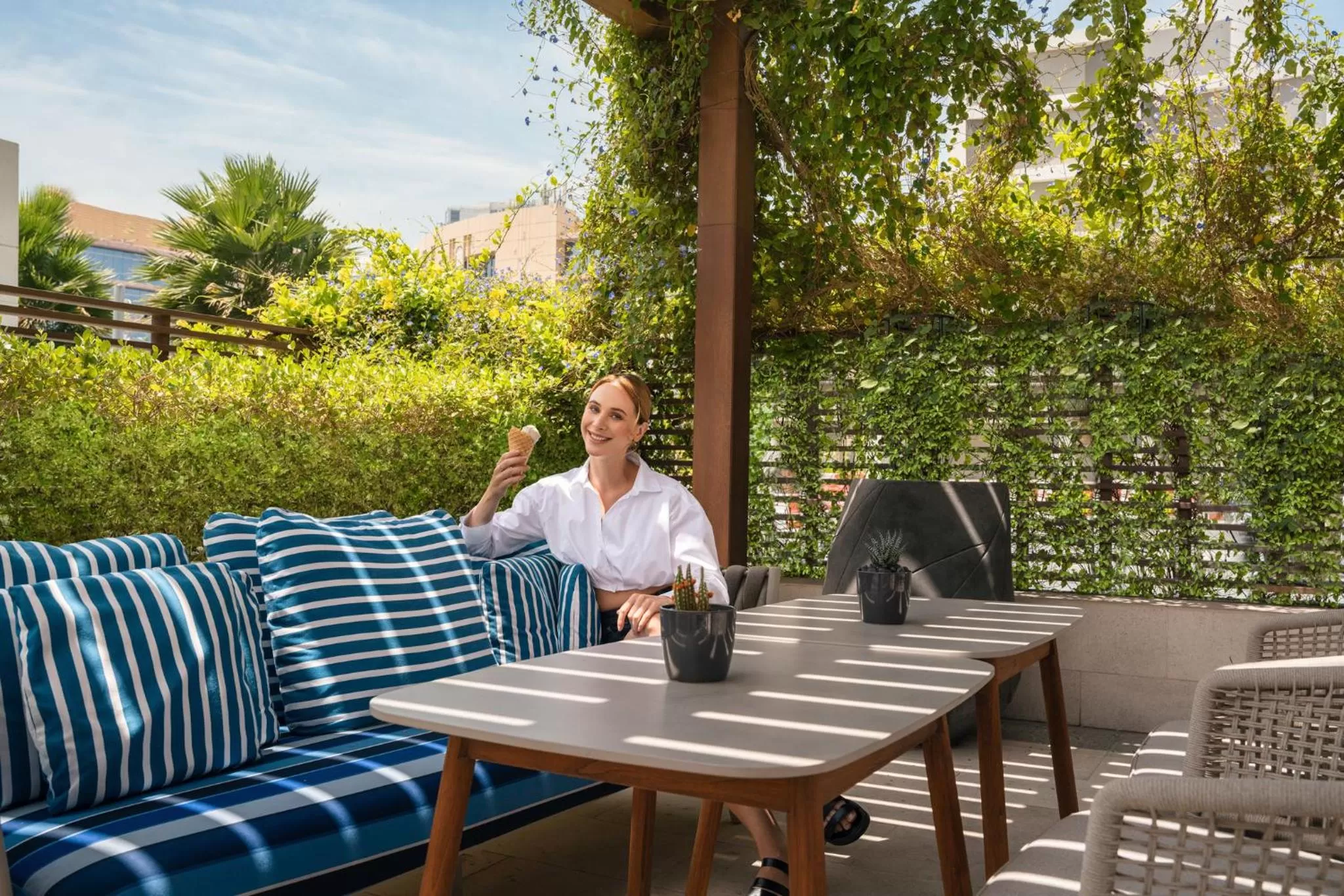 Patio in Grand Plaza Mövenpick Media City