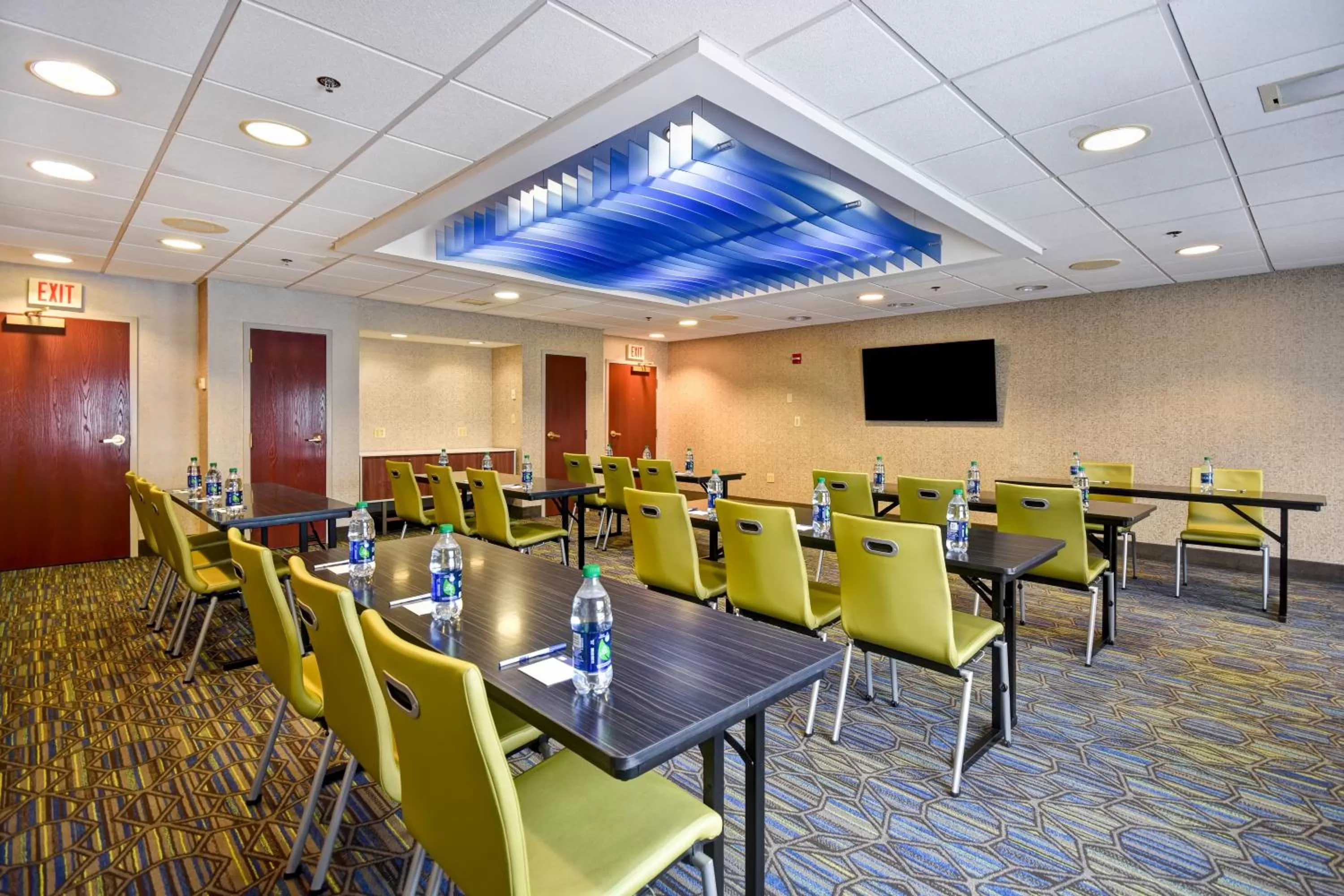 Meeting/conference room in Holiday Inn Express Newport North - Middletown by IHG