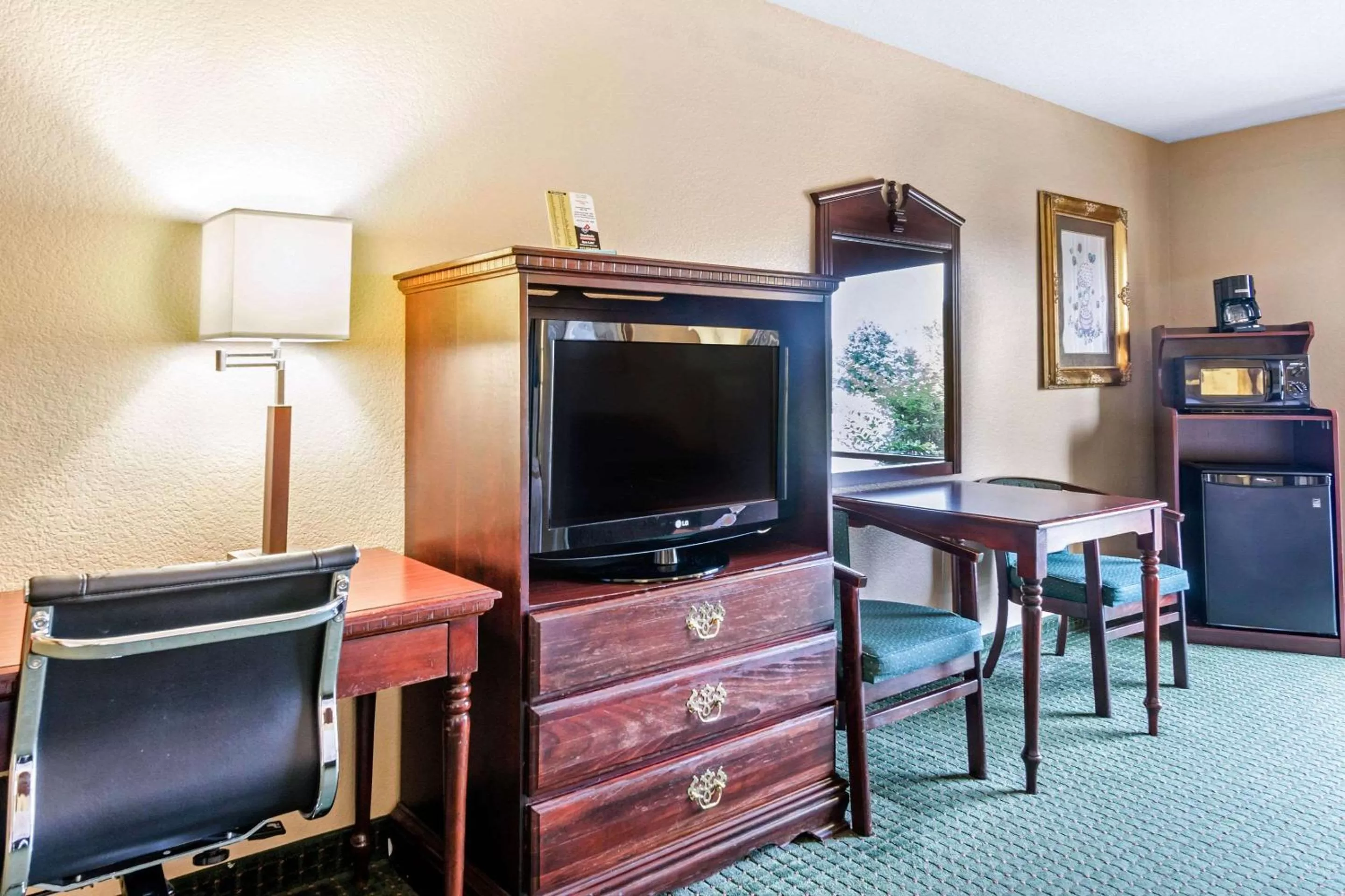 Photo of the whole room in Quality Inn & Suites Carthage near Precious Moments Chapel