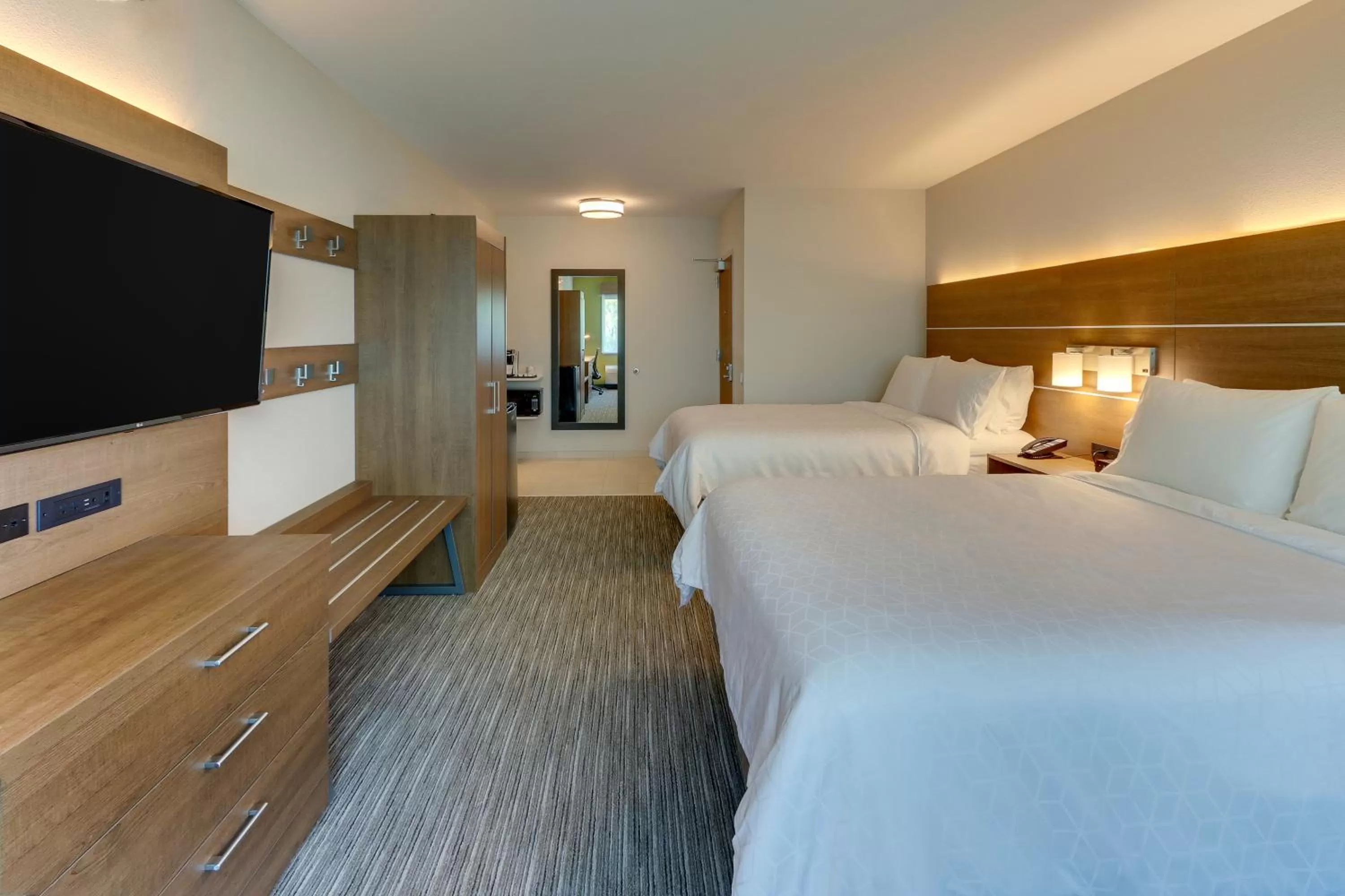 Bed in Holiday Inn Express & Suites - Roanoke – Civic Center