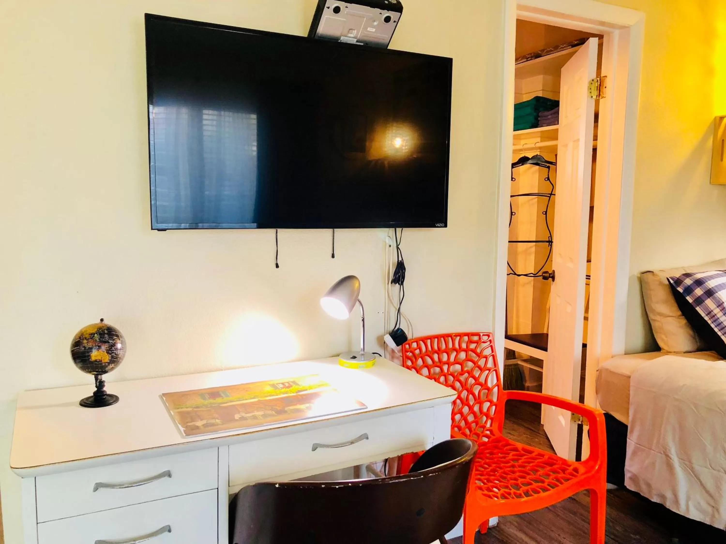 TV and multimedia in Hollywood Light Haven Lodge