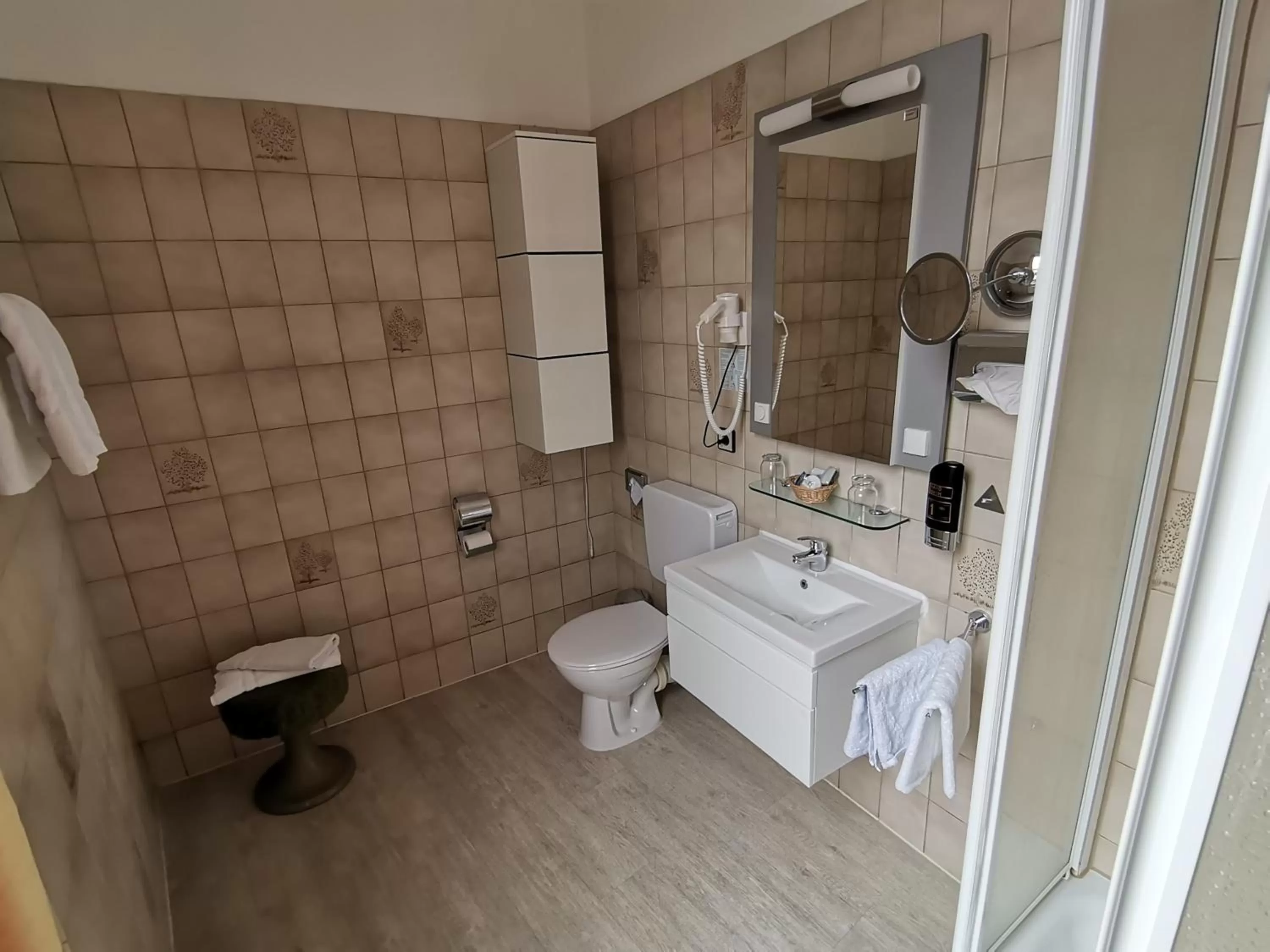 Shower, Bathroom in Hotel Kitzinger Hof an der B8