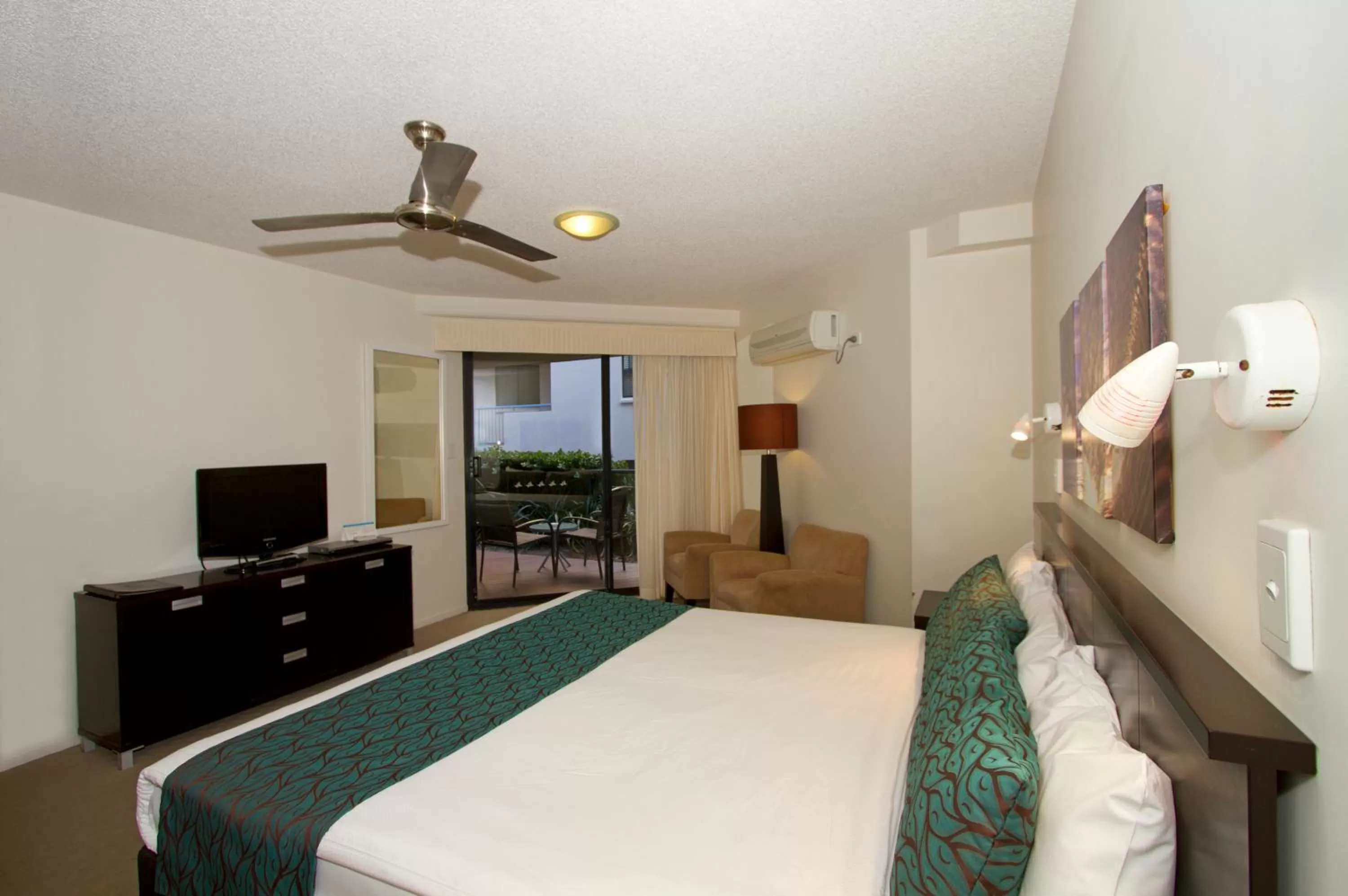 Photo of the whole room, Bed in The Beach Retreat Coolum