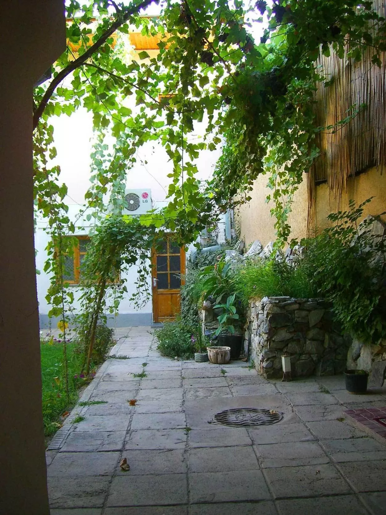 Facade/entrance, Garden in Jahongir Guest House