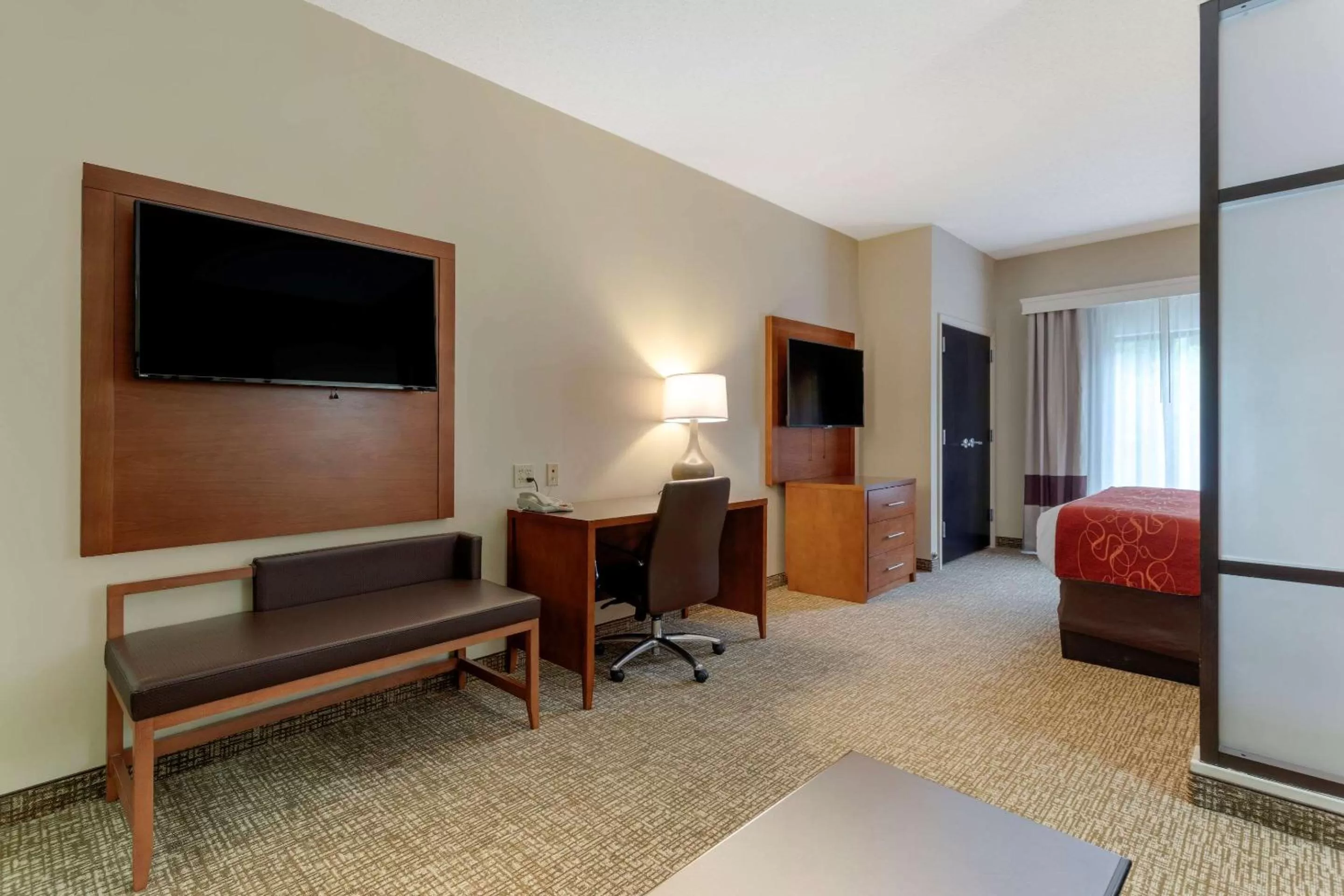 Photo of the whole room, Bed in Comfort Suites Kingsport South