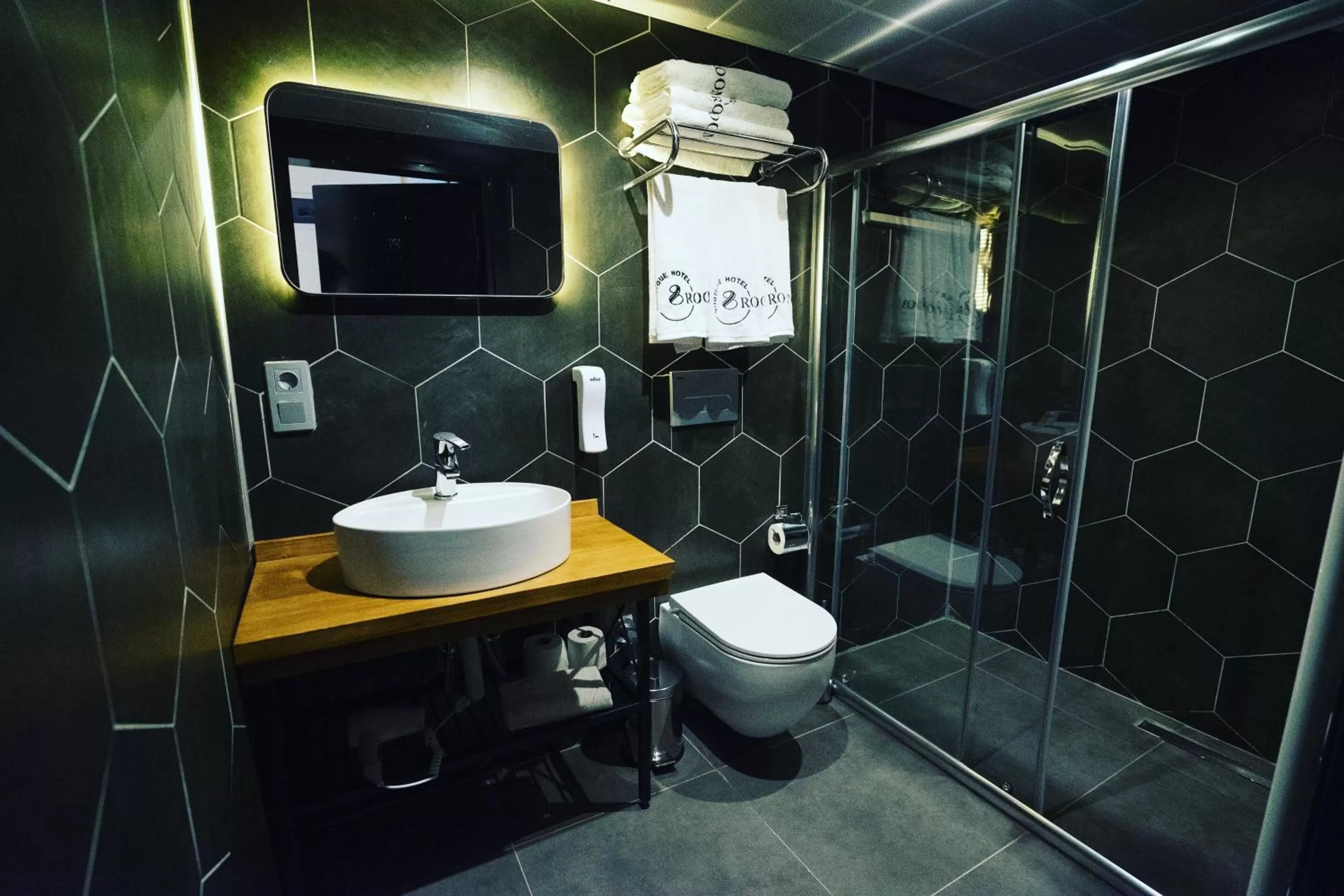 Shower in 8 Rooms Hotel