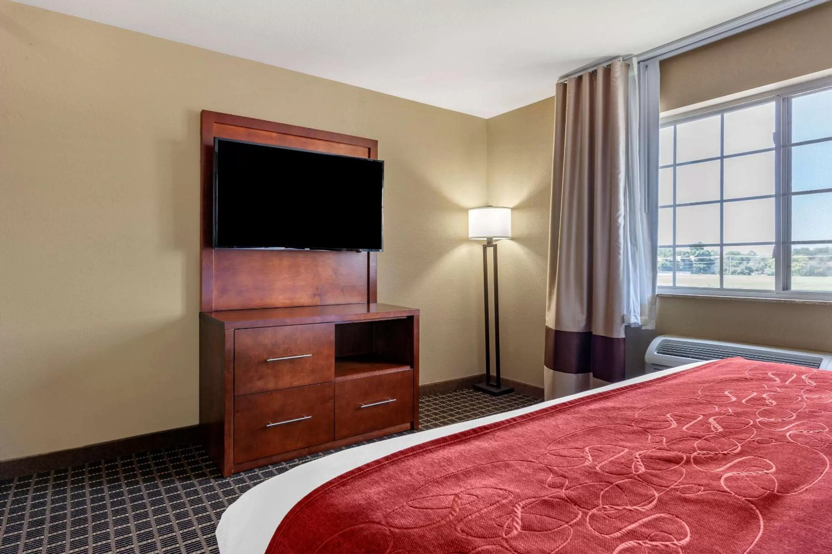 Photo of the whole room, Bed in Comfort Suites Delavan - Lake Geneva Area