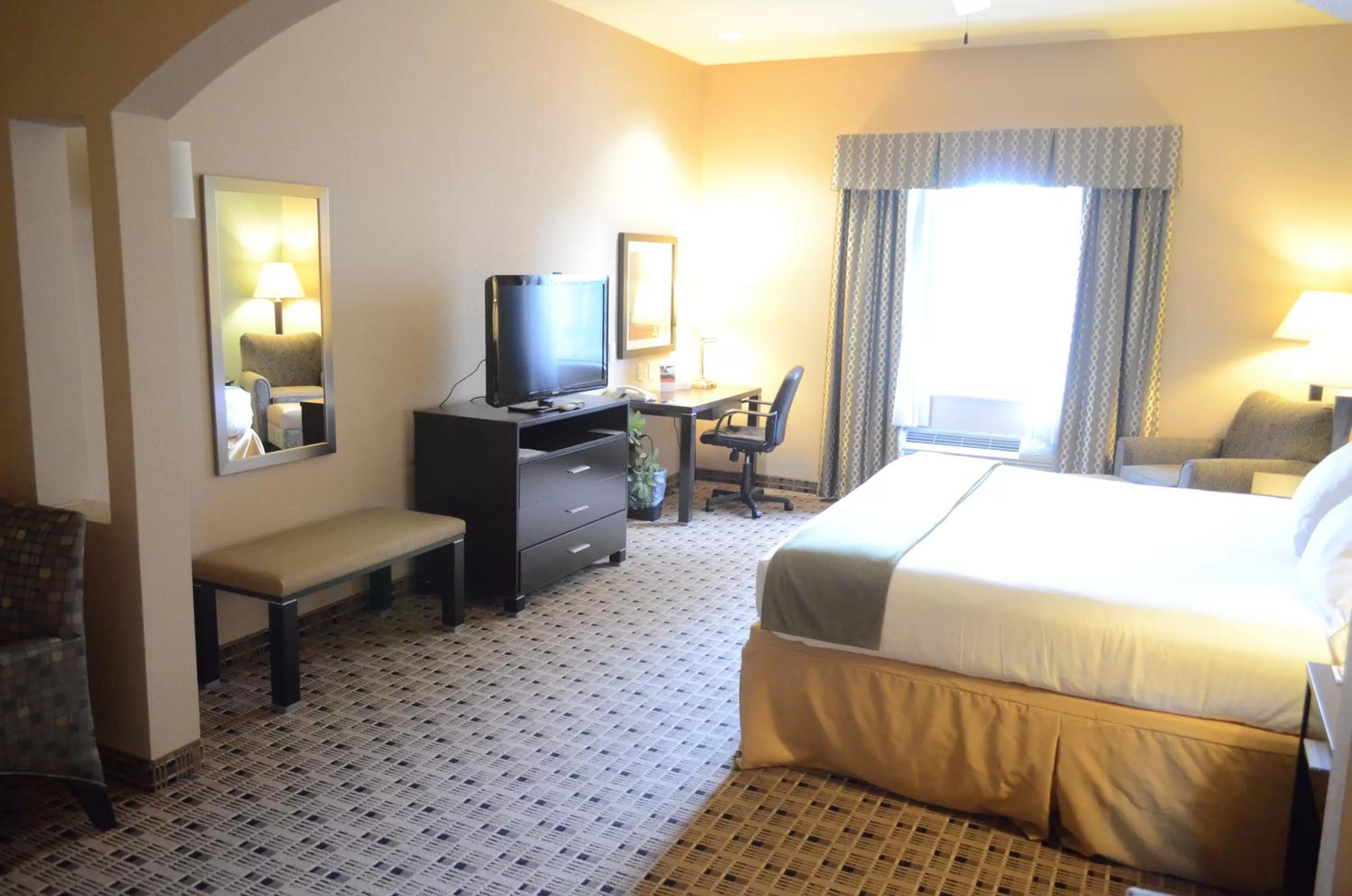 Photo of the whole room, Bed in Aspen Grand Hotel Houston