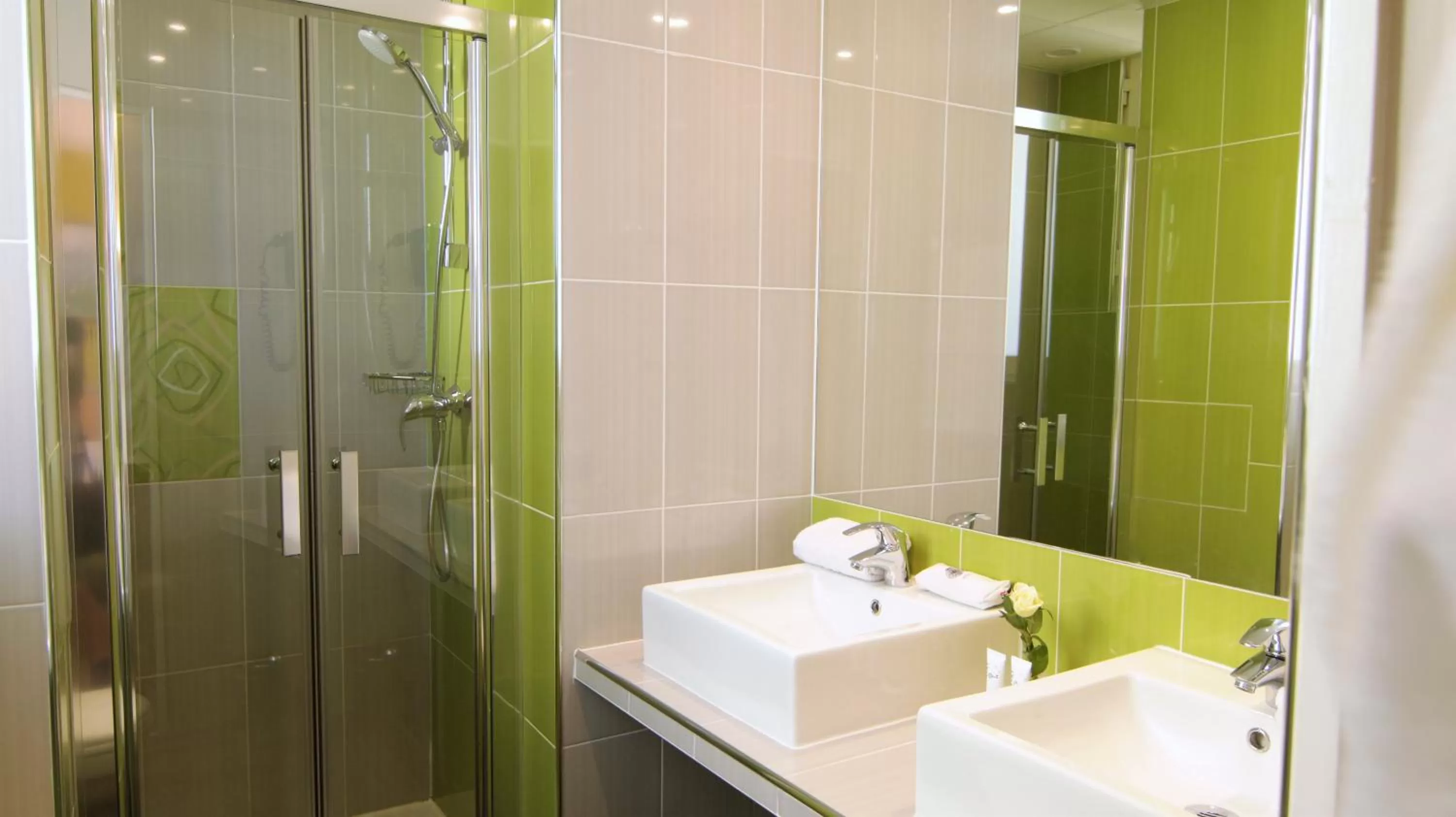 Shower in Hotel Glasgow Monceau by Patrick Hayat