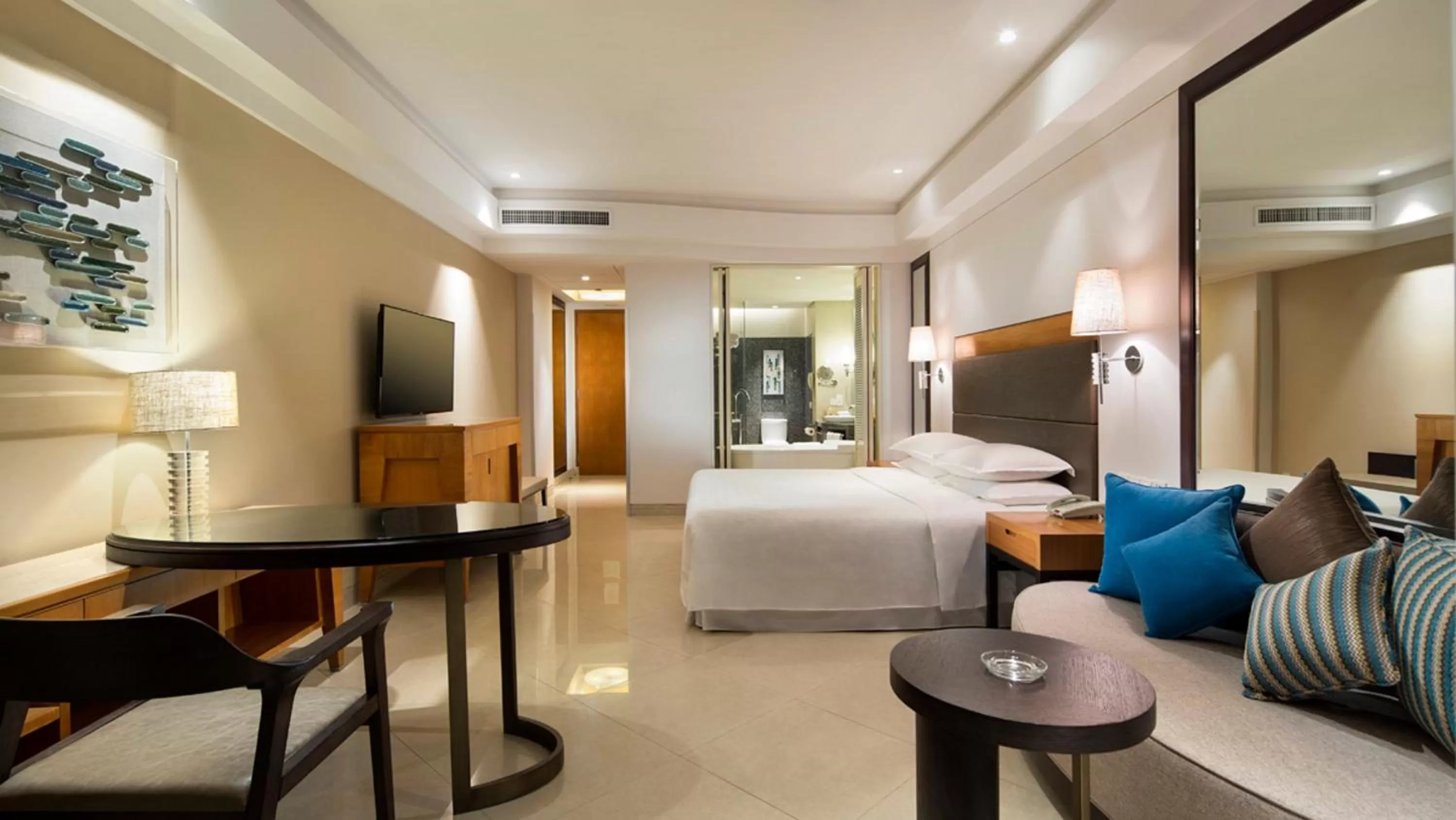 Photo of the whole room, Bed in Sheraton Haikou Hotel