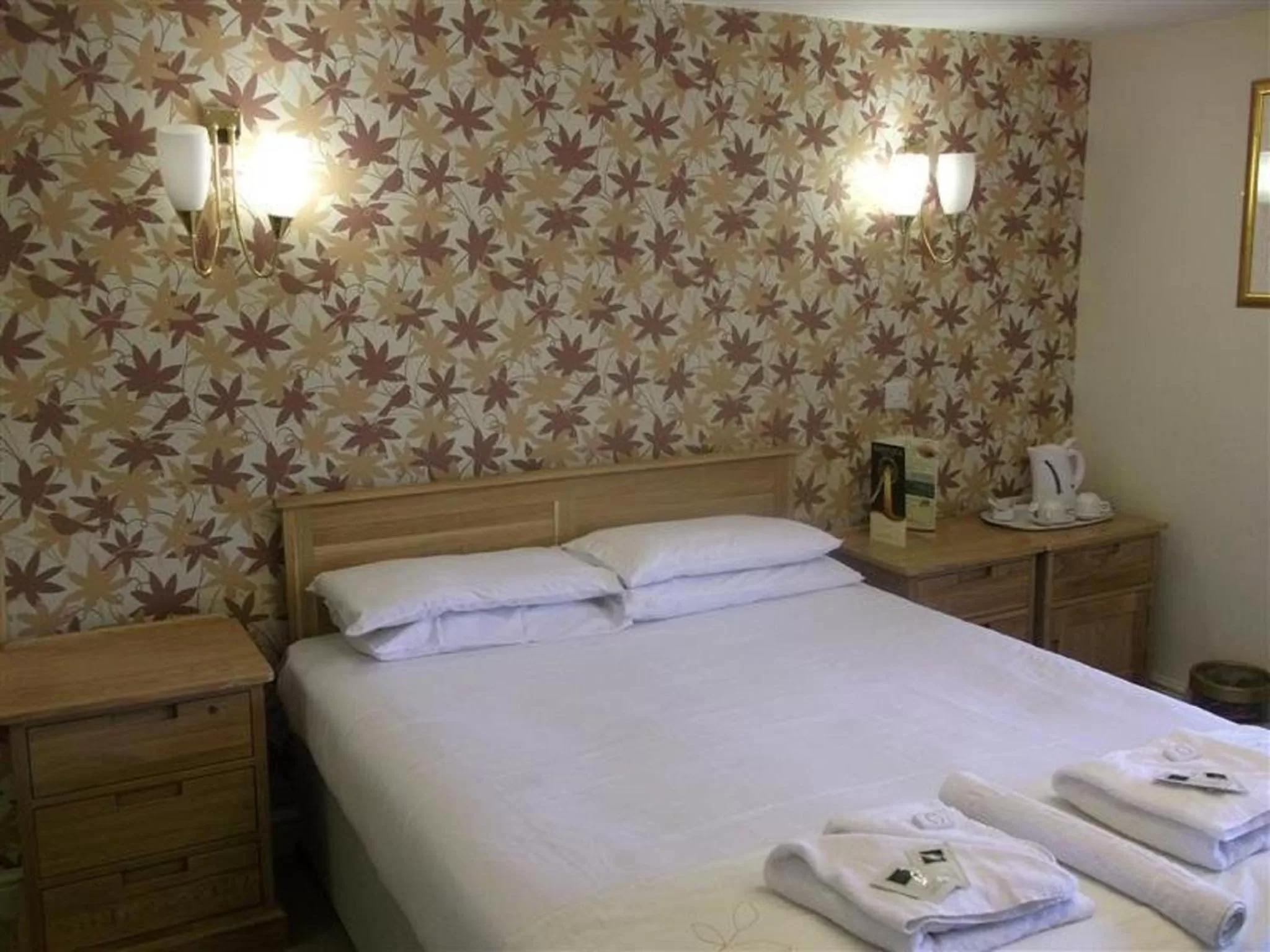 Bedroom, Bed in Radstock Hotel near Bath