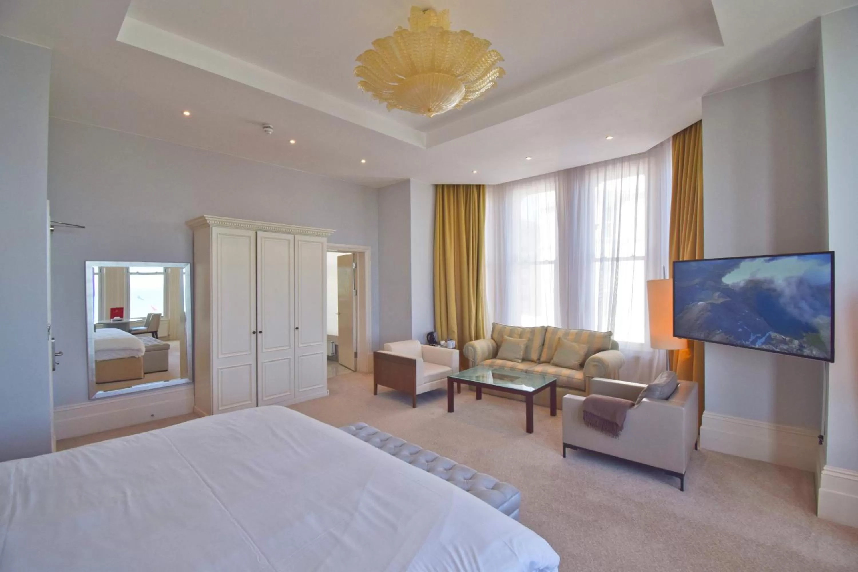 Seating area, Bed in The Chatsworth Hotel