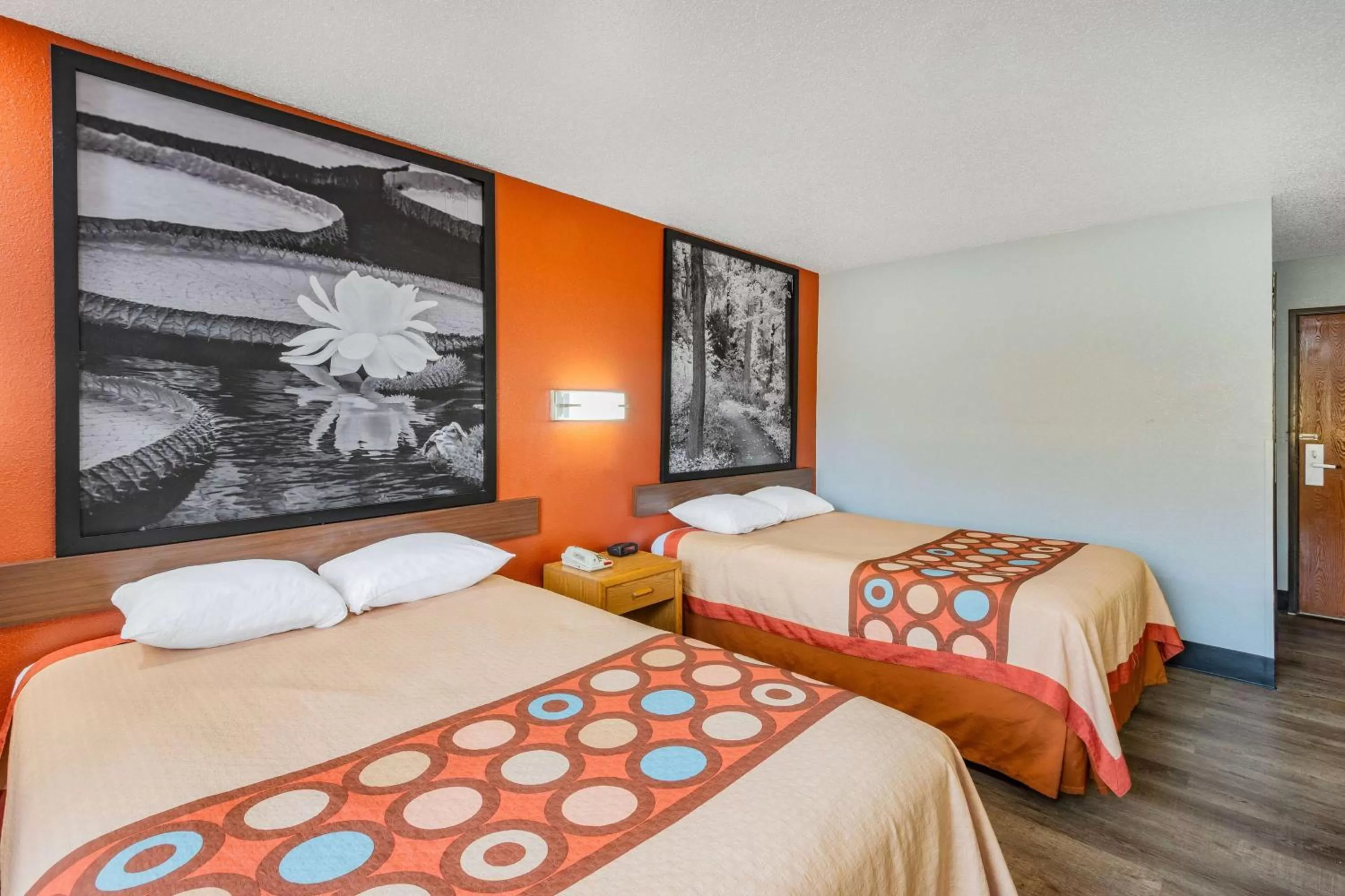 Photo of the whole room, Bed in Super 8 by Wyndham Waynesburg