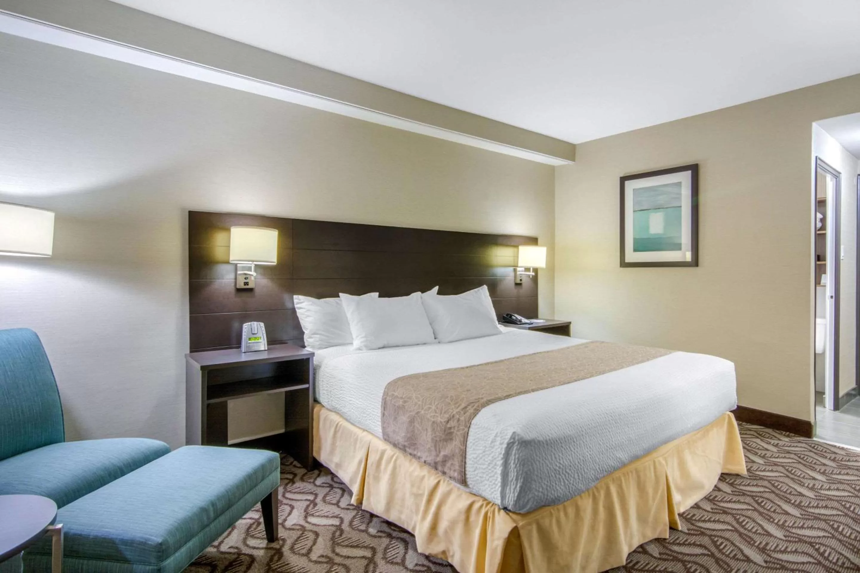 Photo of the whole room, Bed in Clarion Hotel