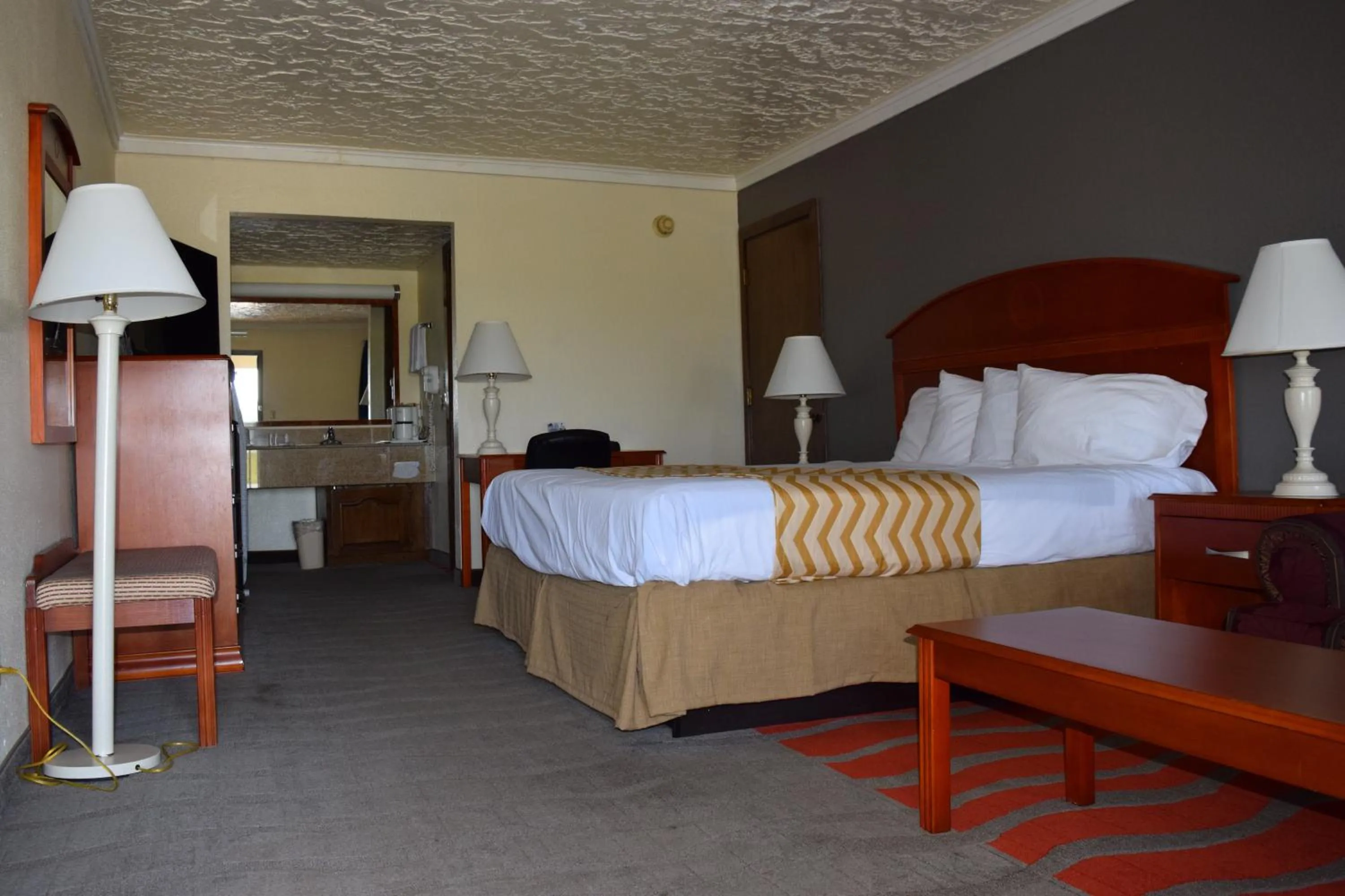 Photo of the whole room, Bed in Travelodge Inn & Suites by Wyndham Norman